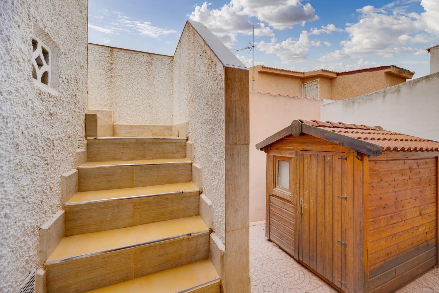 2 makuuhuone Omakotitalo myytävänä paikassa Torrevieja mukana uima-altaan 
autotalli - 138 000 € (Ref: 9452577)