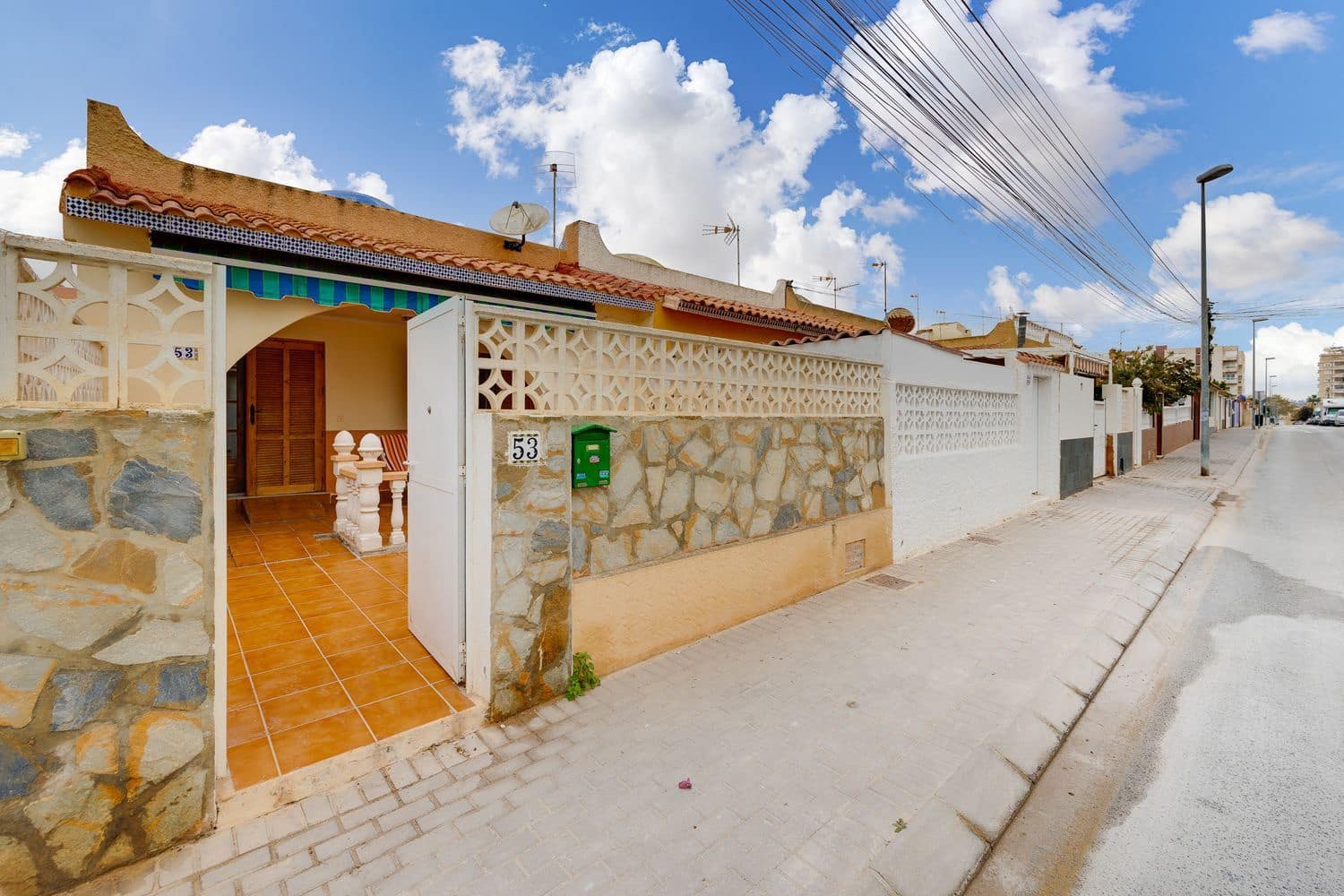 2 makuuhuone Omakotitalo myytävänä paikassa Torrevieja mukana uima-altaan 
autotalli - 138 000 € (Ref: 9452577)