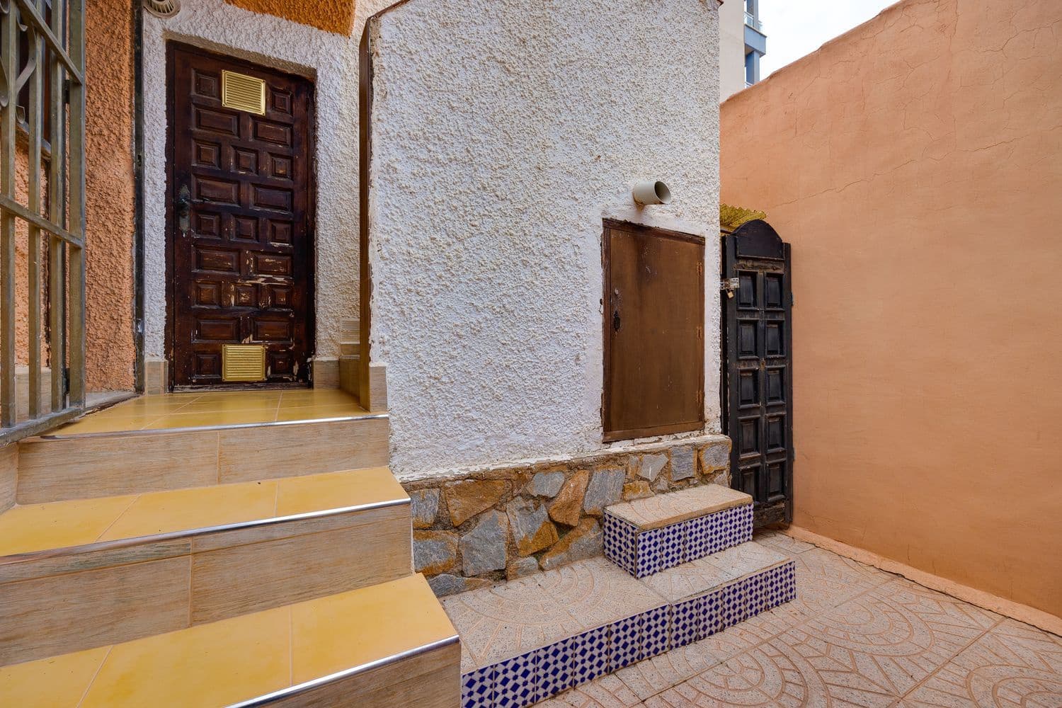 2 makuuhuone Omakotitalo myytävänä paikassa Torrevieja mukana uima-altaan 
autotalli - 138 000 € (Ref: 9452577)