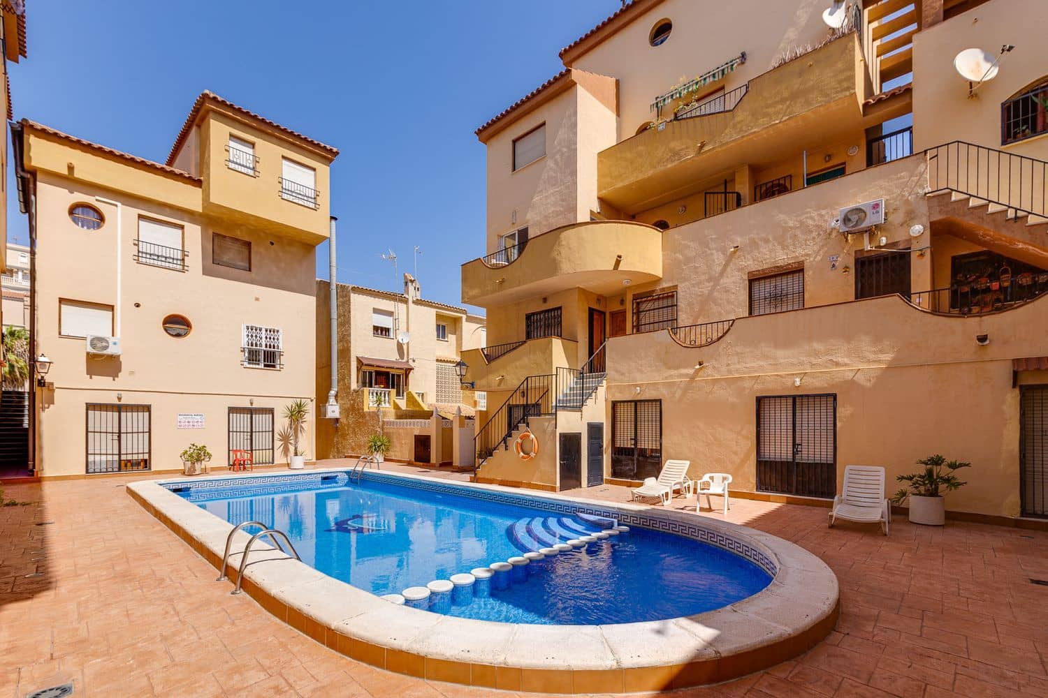 1 bedroom Apartment for sale in Torrevieja with pool garage - € 81,000 (Ref: 9525912)