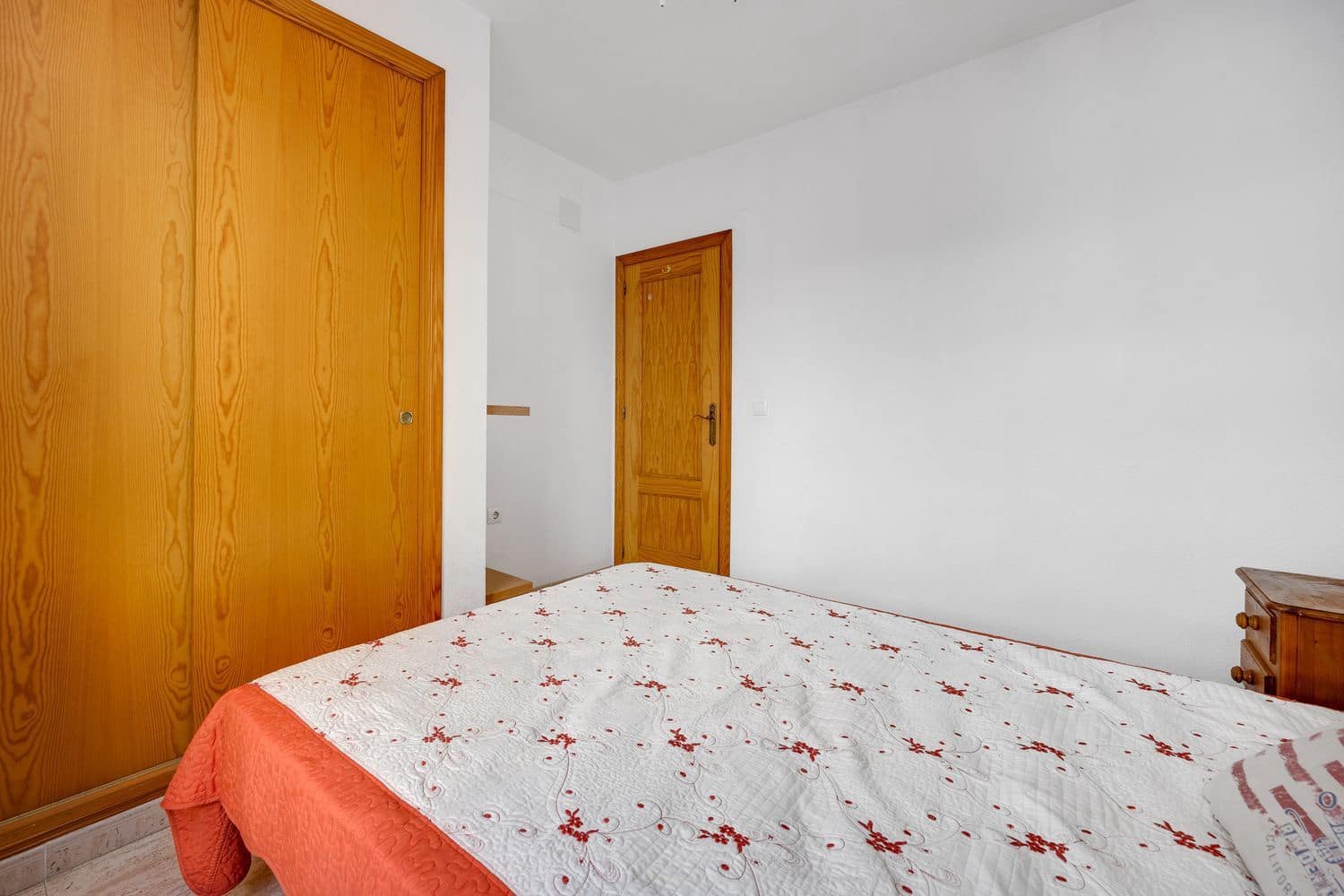 Apartamento de 2 habitaciones en Guardamar del Segura en venta con piscina garaje - 135.000 € (Ref: 9636215)