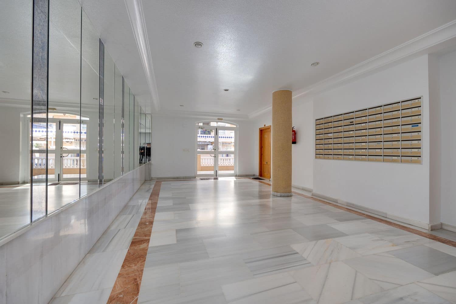 Apartamento de 2 habitaciones en Guardamar del Segura en venta con piscina garaje - 135.000 € (Ref: 9636215)