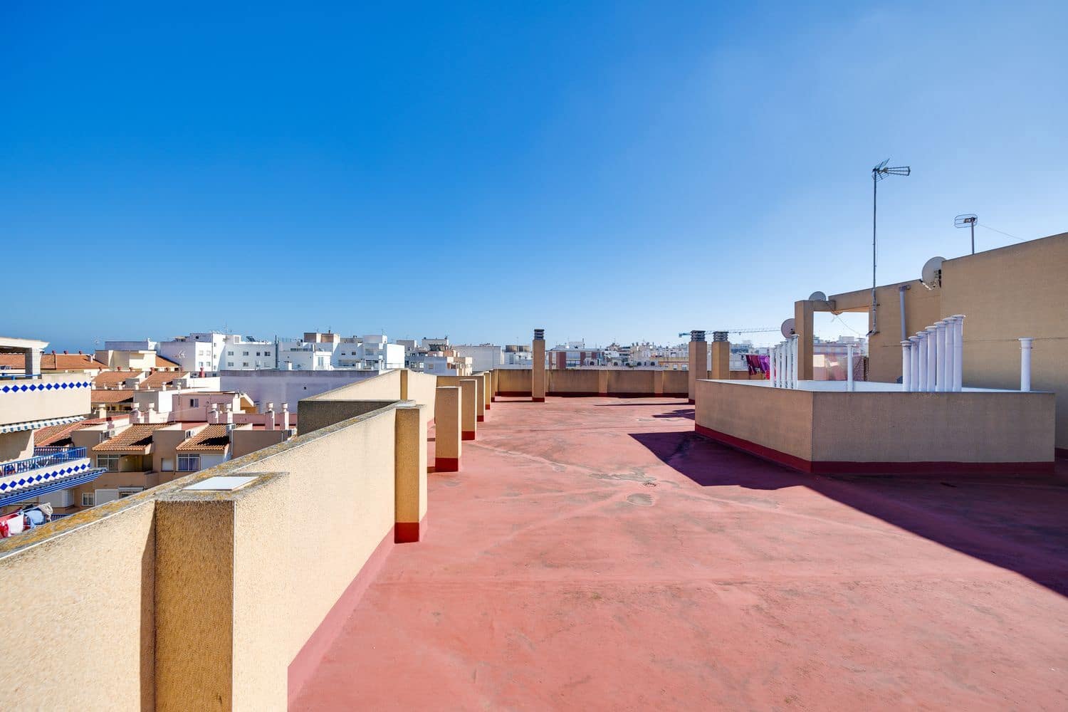 Apartamento de 2 habitaciones en Guardamar del Segura en venta con piscina garaje - 135.000 € (Ref: 9636215)