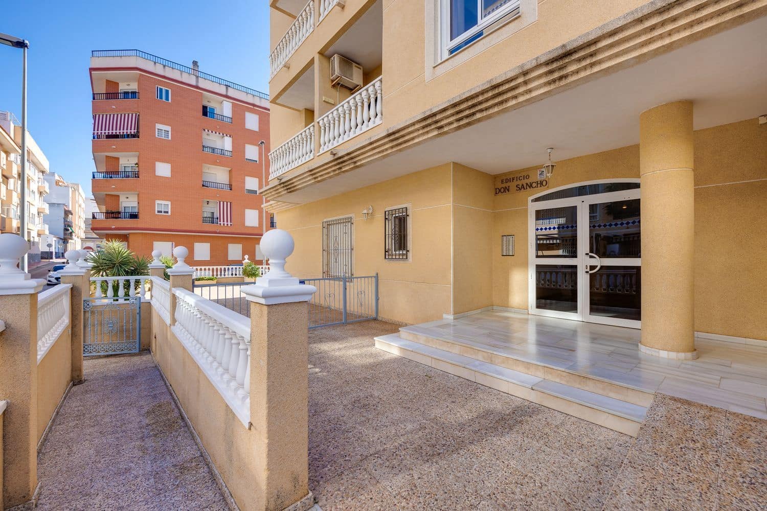 Apartamento de 2 habitaciones en Guardamar del Segura en venta con piscina garaje - 135.000 € (Ref: 9636215)