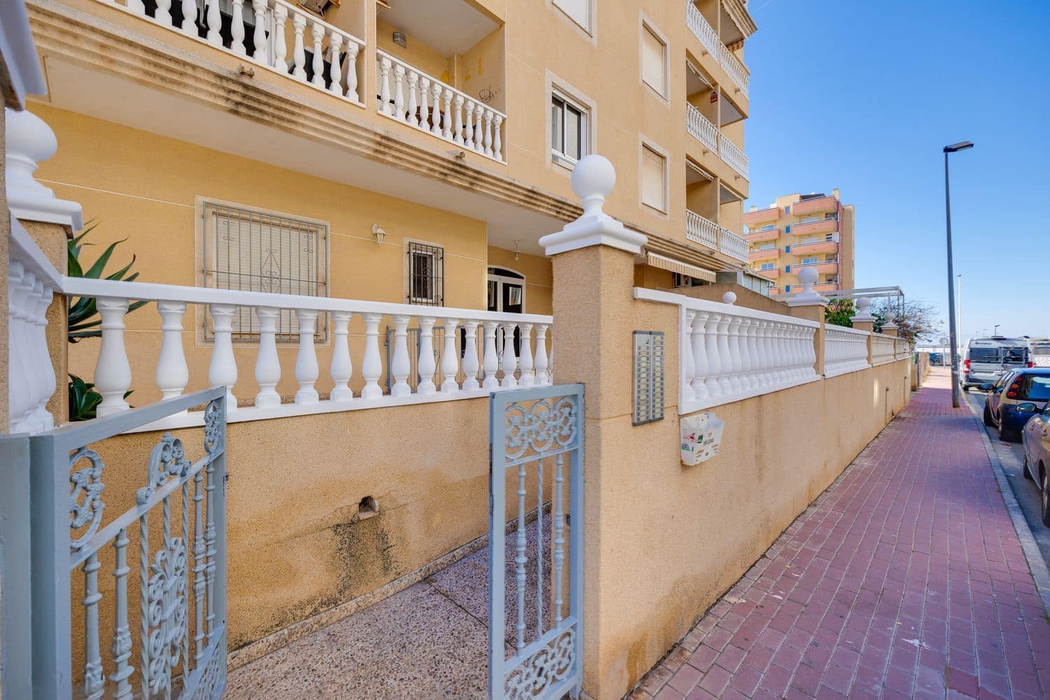 Apartamento de 2 habitaciones en Guardamar del Segura en venta con piscina garaje - 135.000 € (Ref: 9636215)