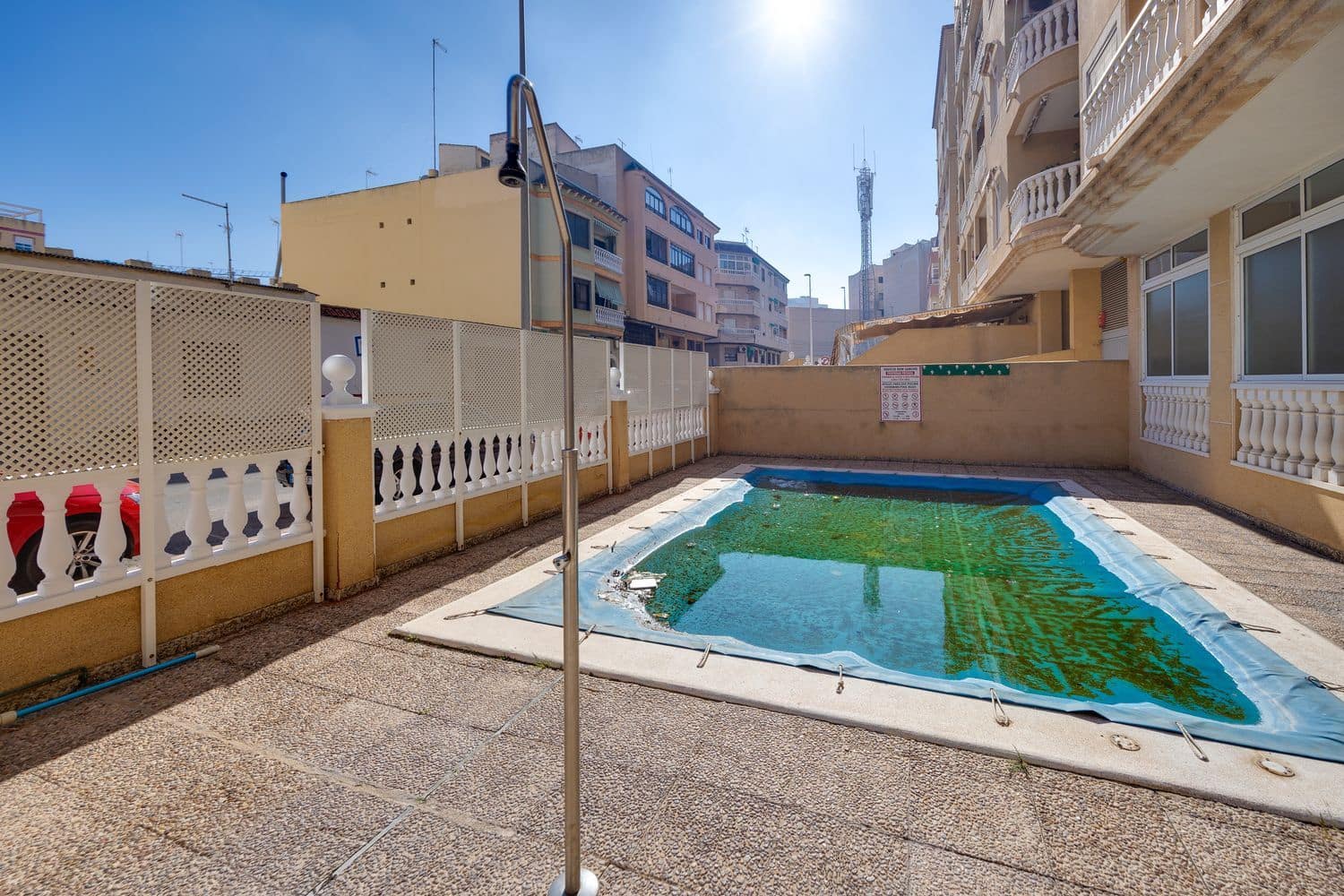 Apartamento de 2 habitaciones en Guardamar del Segura en venta con piscina garaje - 135.000 € (Ref: 9636215)