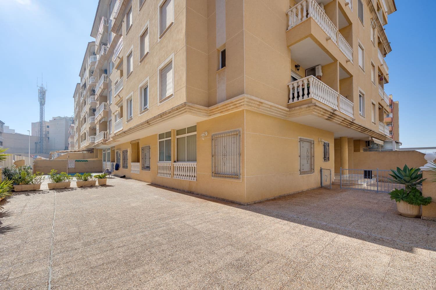 Apartamento de 2 habitaciones en Guardamar del Segura en venta con piscina garaje - 135.000 € (Ref: 9636215)