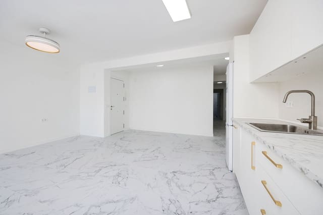 Apartamento de 3 habitaciones en Centro - Muelle Pesquero, Torrevieja en venta con garaje - 175.000 € (Ref: 9673724)