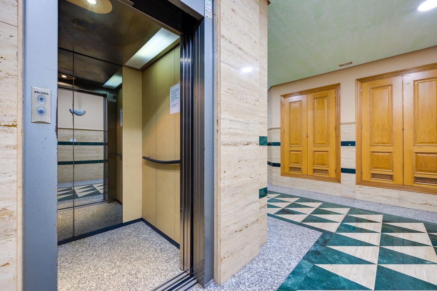 2 sovrum Lägenhet till salu i Torrevieja med garage - 235 000 € (Ref: 9673725)