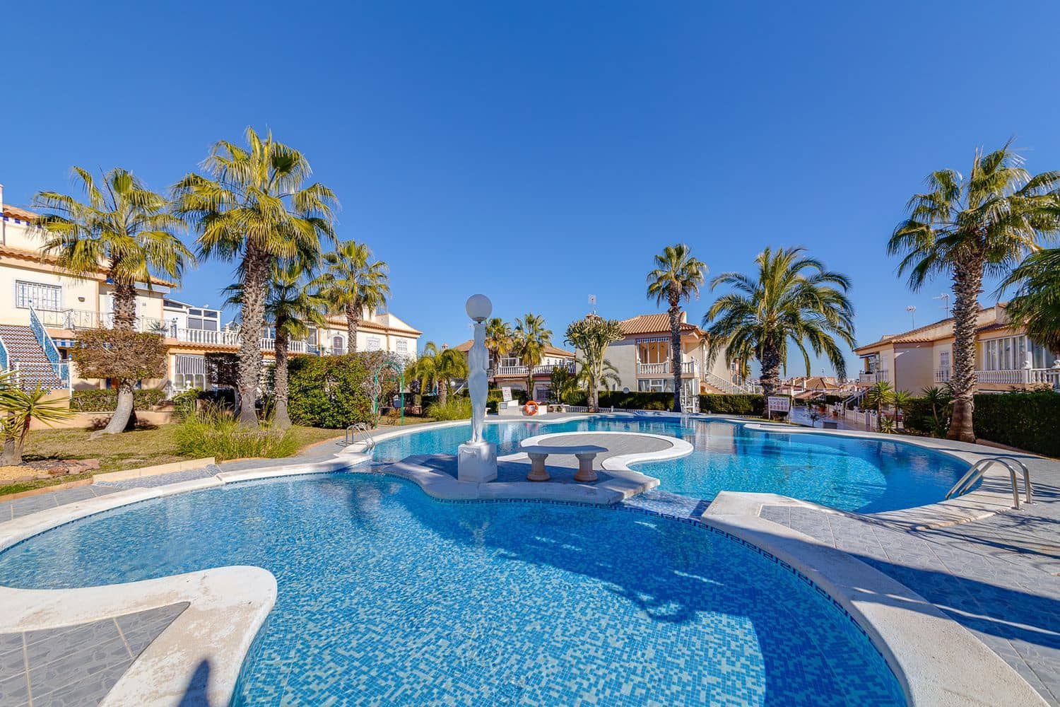 Appartement à vendre à Torrevieja avec piscine garage - 105 000 € (Ref: 9700362)