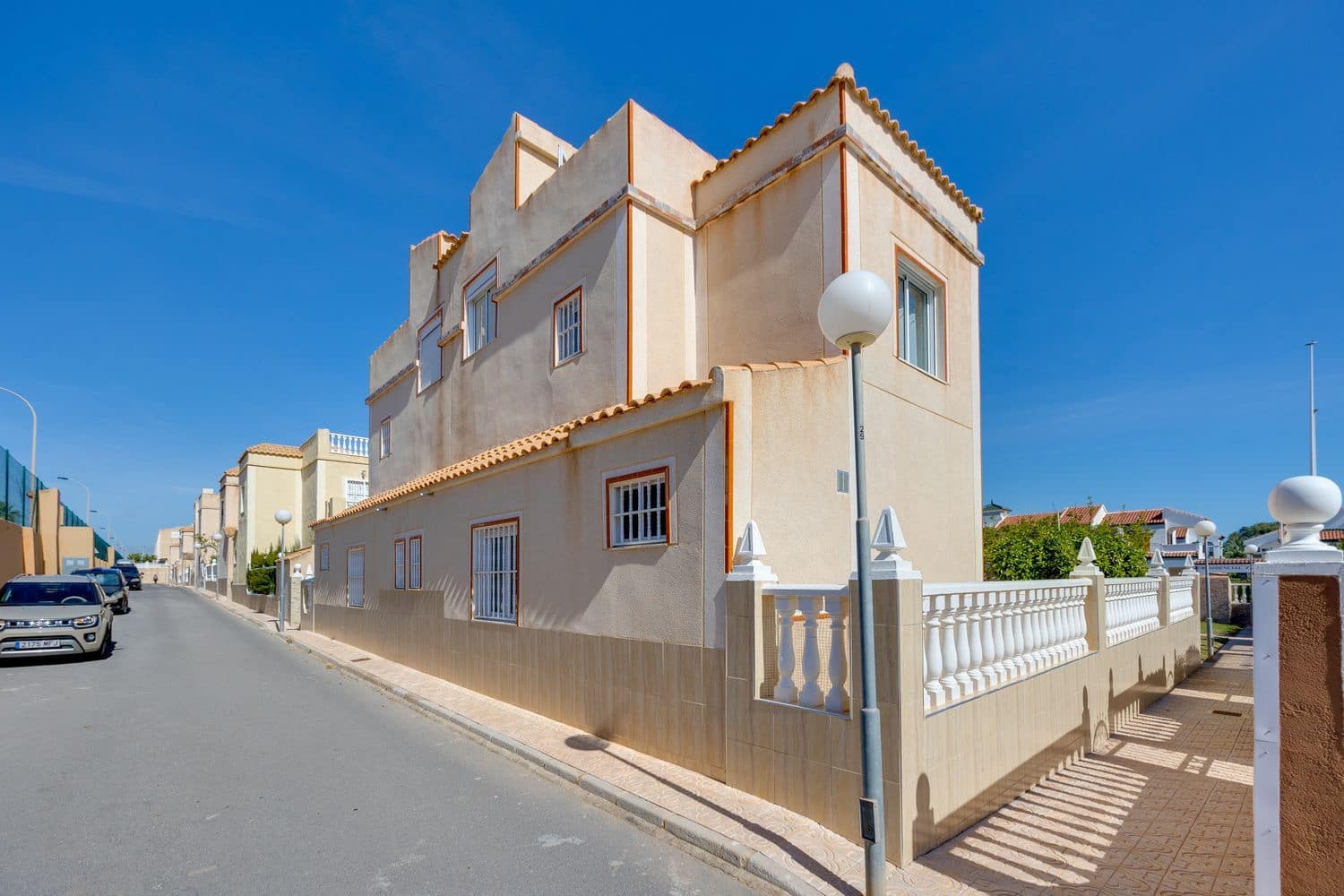 3 sypialnia Dom na sprzedaż w Torrevieja z basenem garażem - 215 000 € (Ref: 9709487)