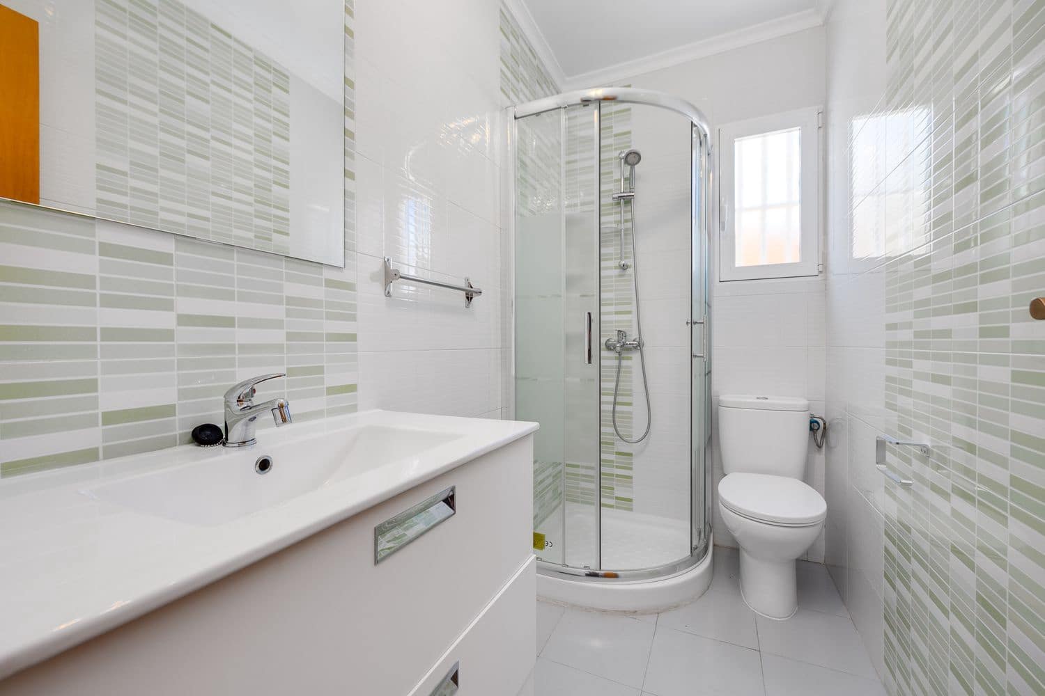 3 sypialnia Dom na sprzedaż w Torrevieja z basenem garażem - 215 000 € (Ref: 9709487)