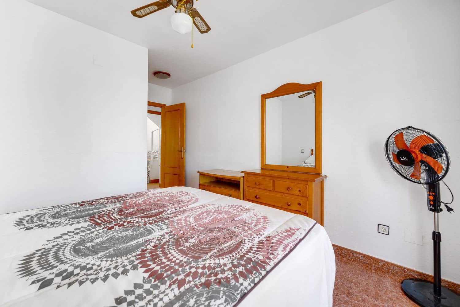 3 sypialnia Dom na sprzedaż w Torrevieja z basenem garażem - 215 000 € (Ref: 9709487)