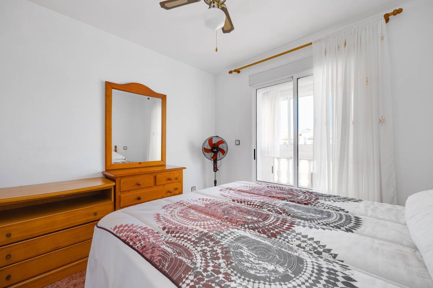 3 sypialnia Dom na sprzedaż w Torrevieja z basenem garażem - 215 000 € (Ref: 9709487)