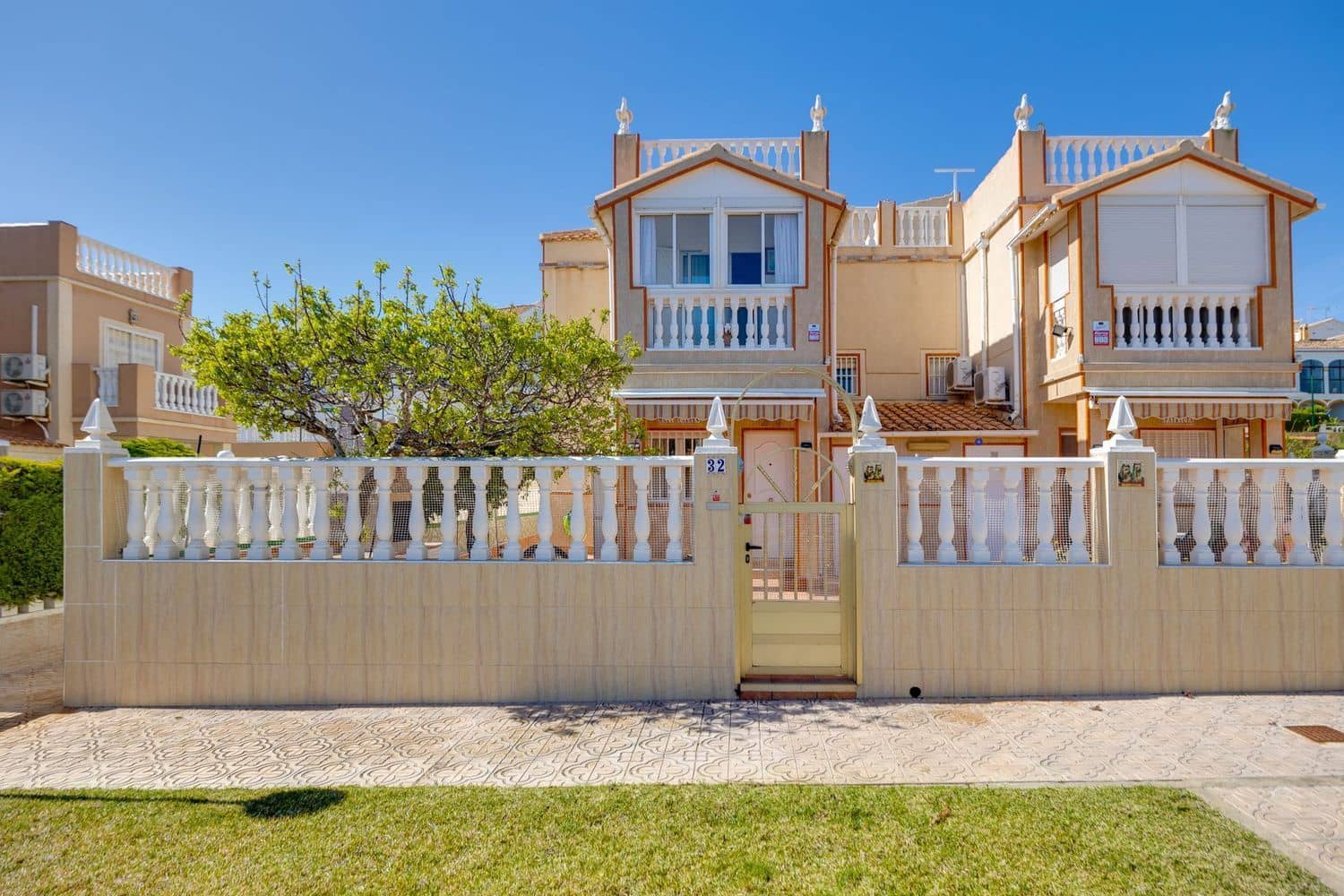 3 sypialnia Dom na sprzedaż w Torrevieja z basenem garażem - 215 000 € (Ref: 9709487)