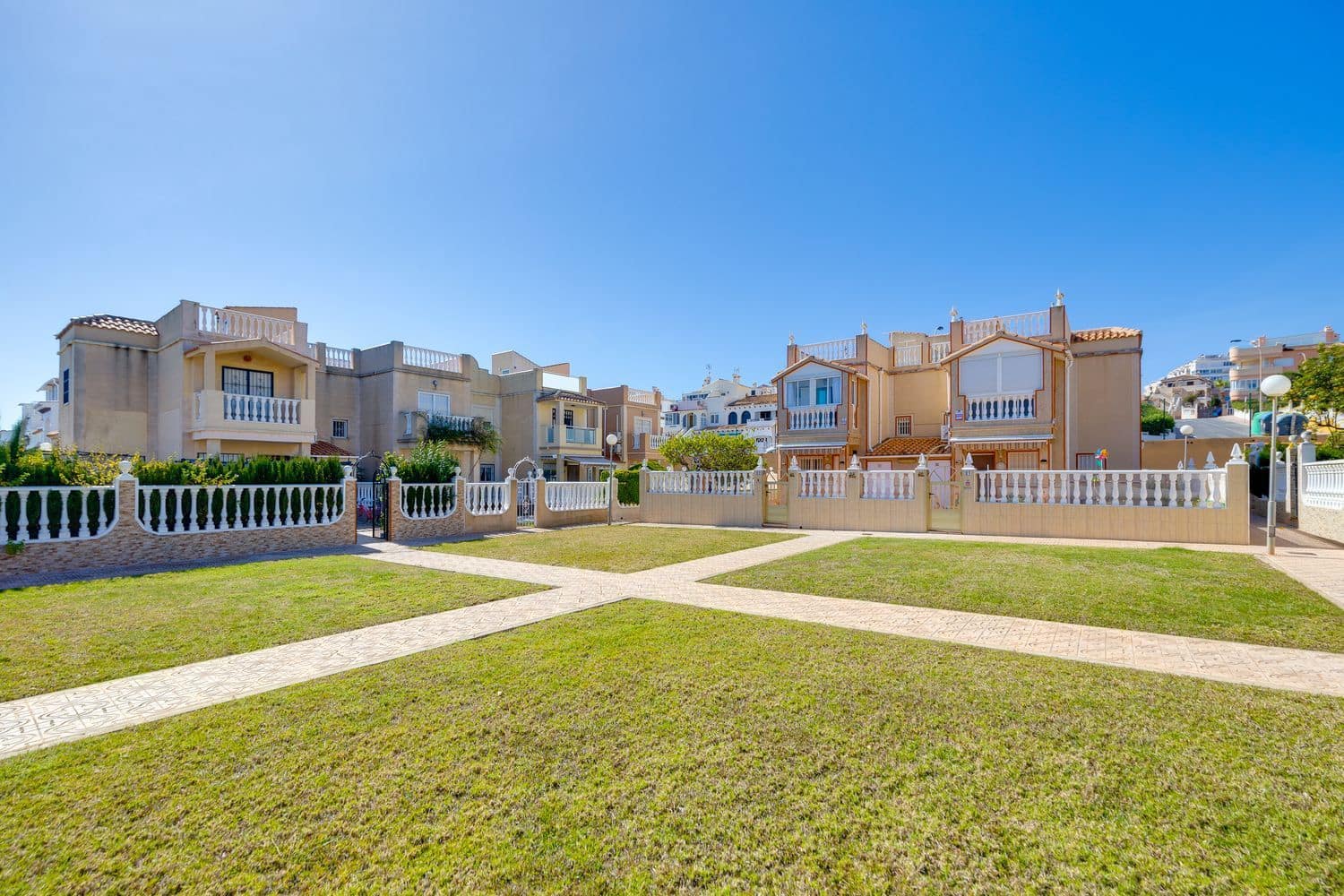 3 sypialnia Dom na sprzedaż w Torrevieja z basenem garażem - 215 000 € (Ref: 9709487)