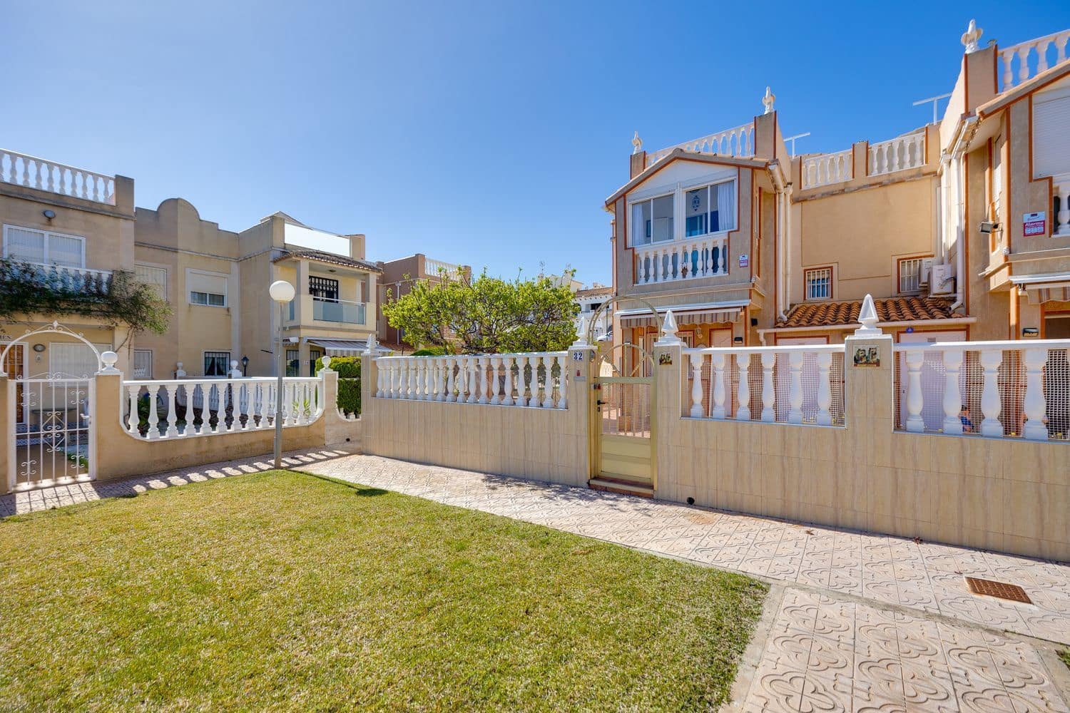 3 sypialnia Dom na sprzedaż w Torrevieja z basenem garażem - 215 000 € (Ref: 9709487)