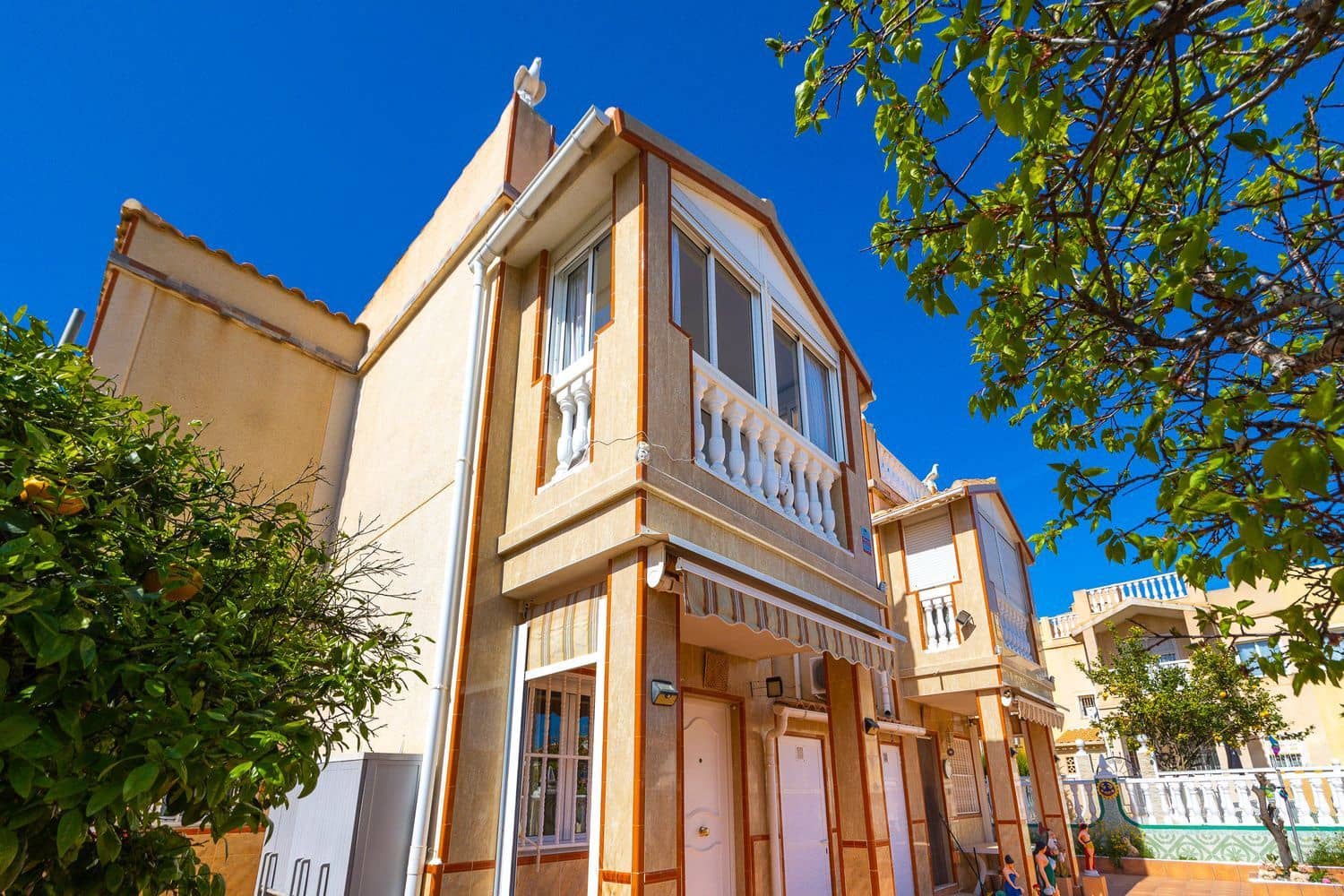 3 sypialnia Dom na sprzedaż w Torrevieja z basenem garażem - 215 000 € (Ref: 9709487)