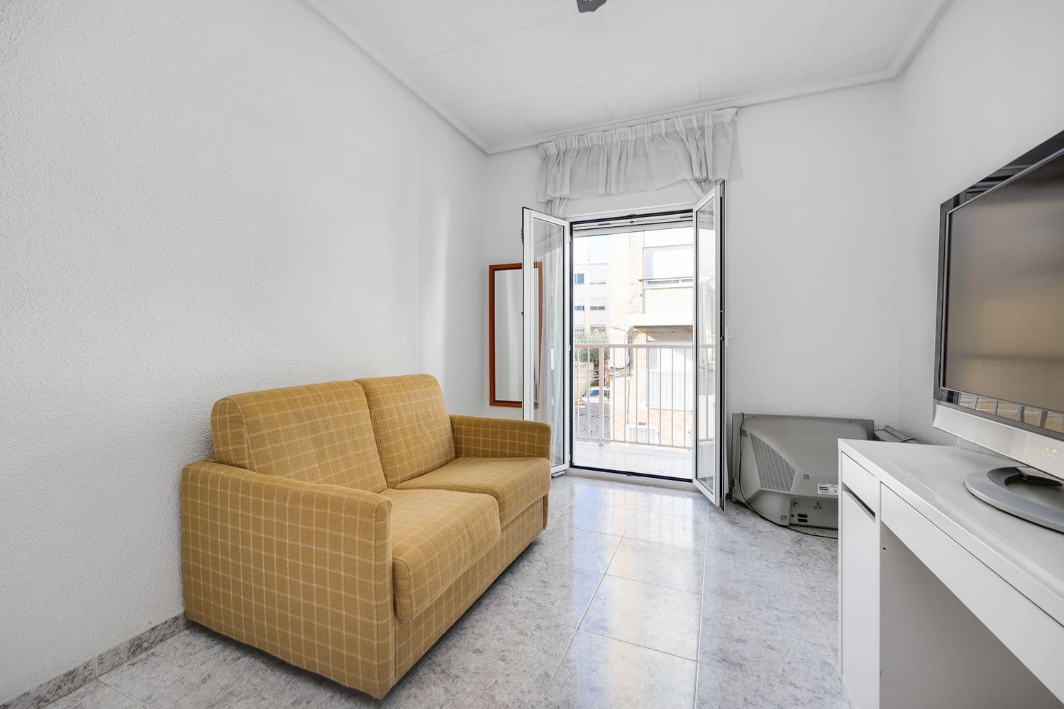 4 bedroom Apartment for sale in Torrevieja with garage - € 153,000 (Ref: 9731573)