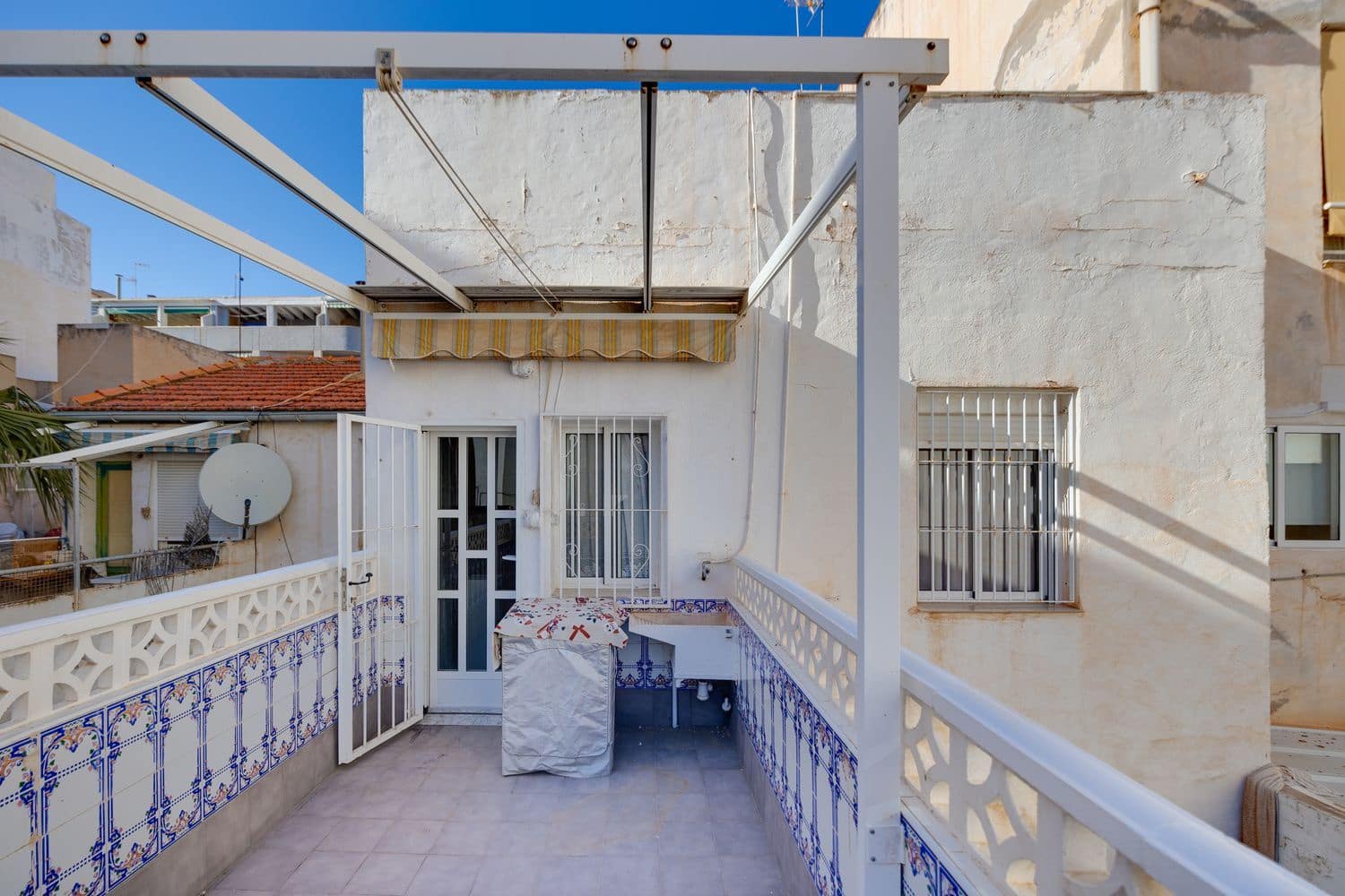 4 bedroom Apartment for sale in Torrevieja with garage - € 153,000 (Ref: 9731573)