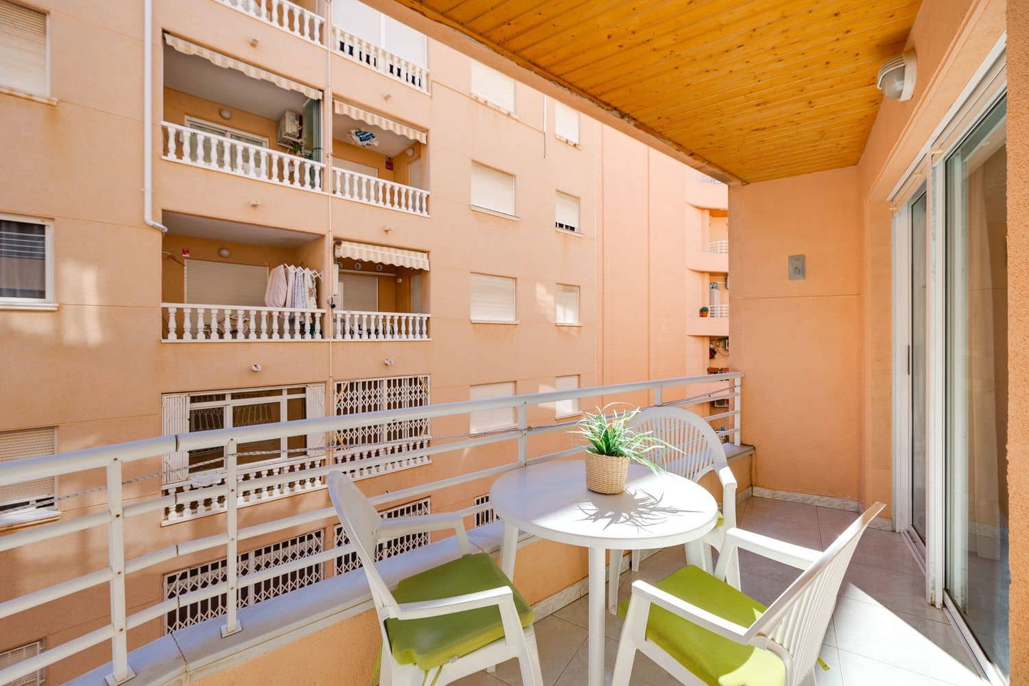 1 Zimmer Apartment zu verkaufen in Torrevieja mit Pool Garage - 122.000 € (Ref: 9735023)