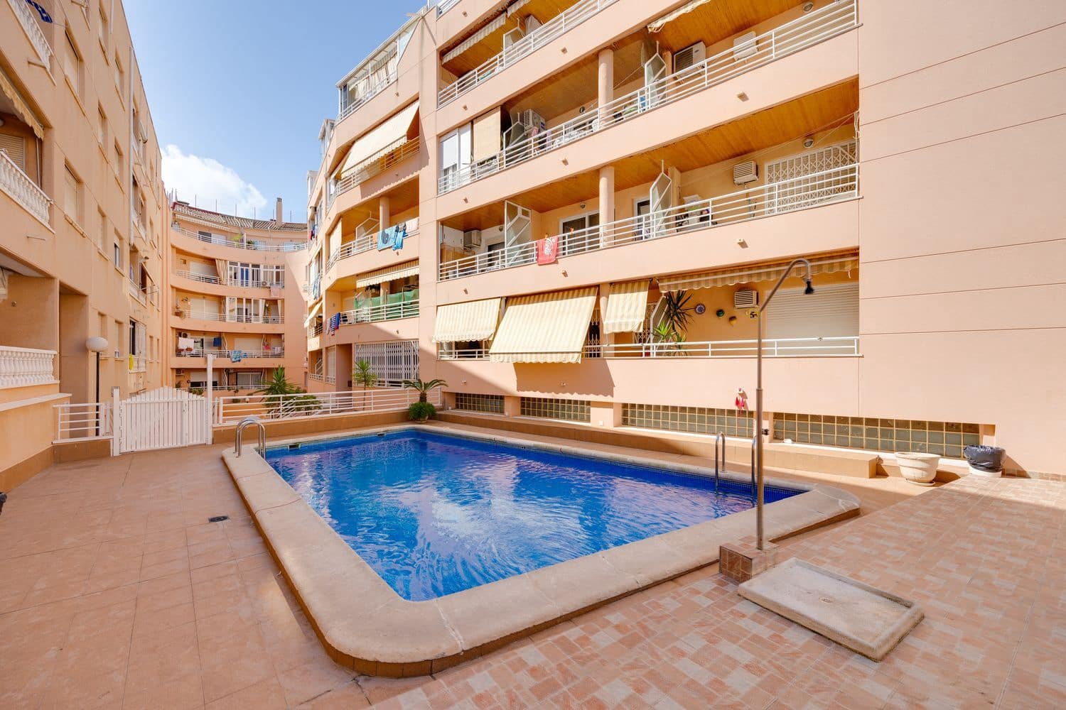 1 Zimmer Apartment zu verkaufen in Torrevieja mit Pool Garage - 122.000 € (Ref: 9735023)
