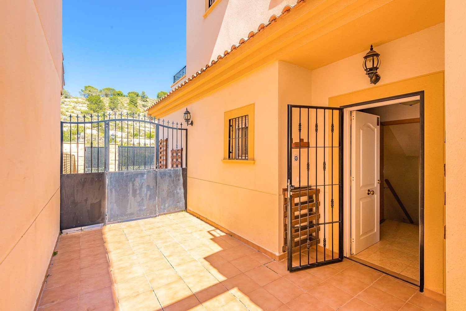 5 bedroom Townhouse for sale in Aguas de Busot / Aigues with pool garage - € 340,000 (Ref: 9737929)