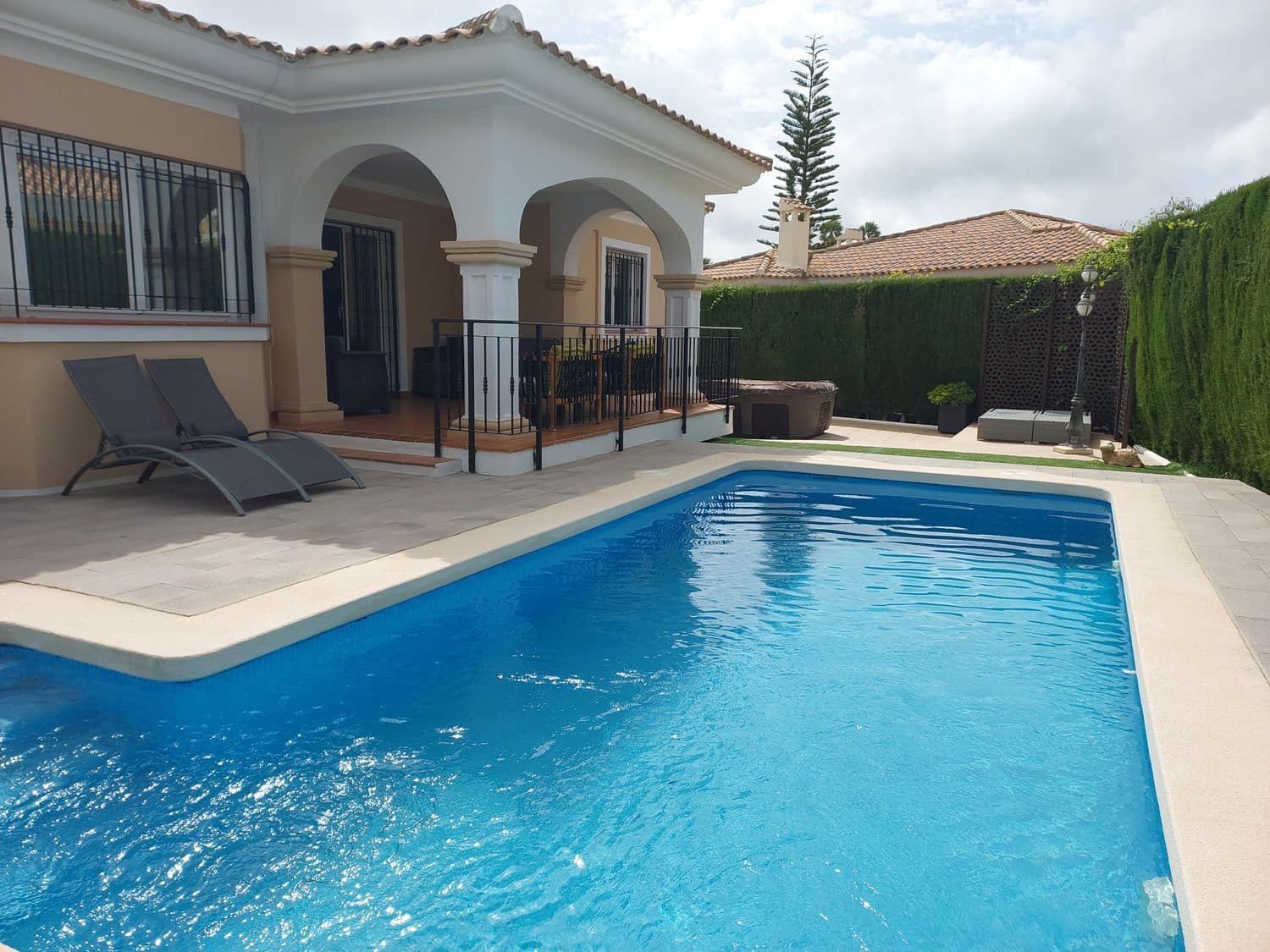 4 sypialnia Willa na sprzedaż w Muchamiel / Mutxamel z basenem garażem - 585 000 € (Ref: 9800306)