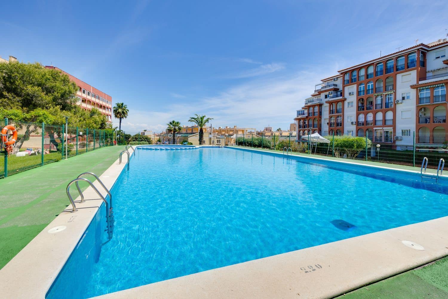2 soverom Leilighet til salgs i Torrevieja med svømmebasseng garasje - € 169 000 (Ref: 9848990)