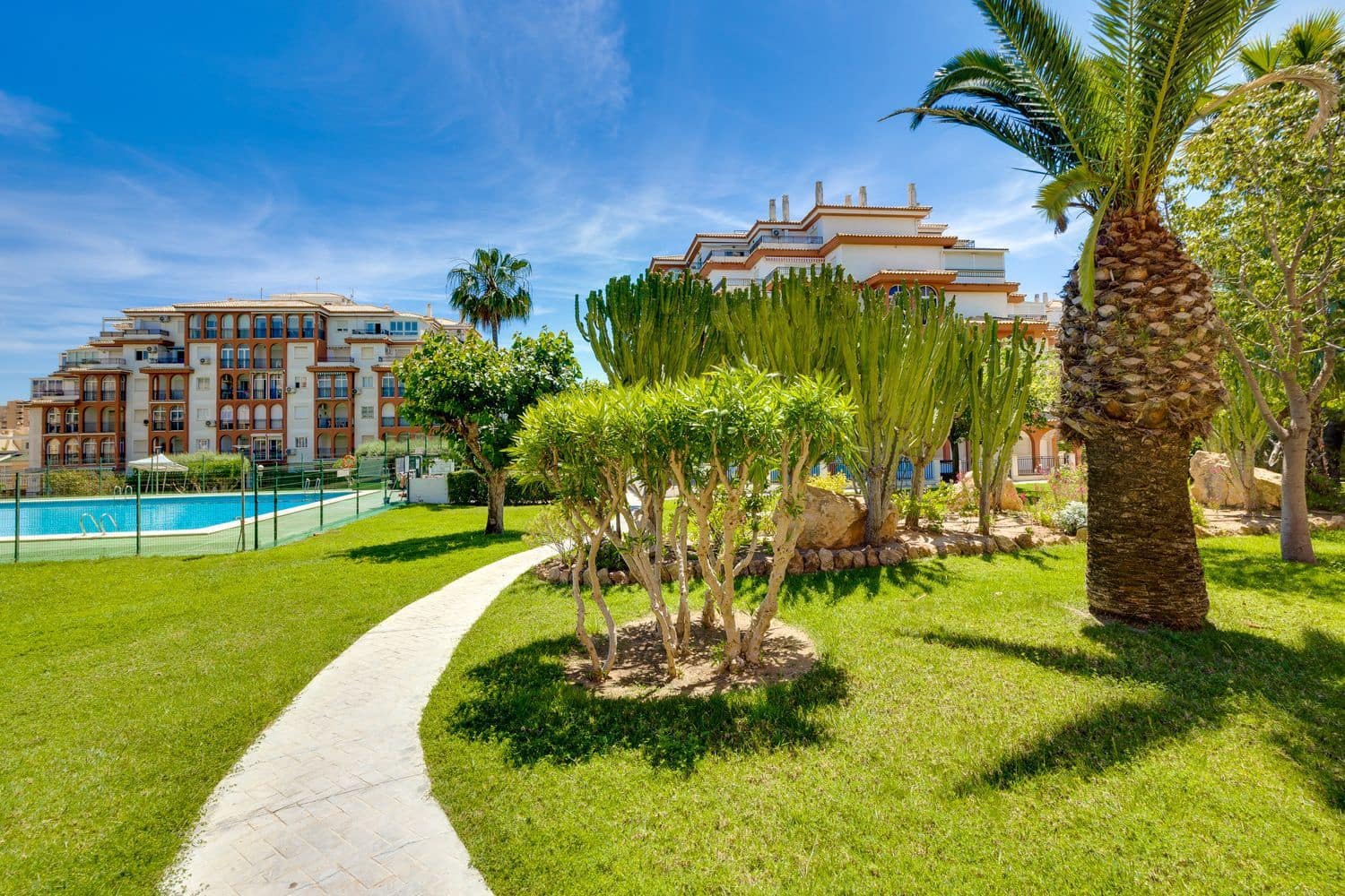 2 soverom Leilighet til salgs i Torrevieja med svømmebasseng garasje - € 169 000 (Ref: 9848990)
