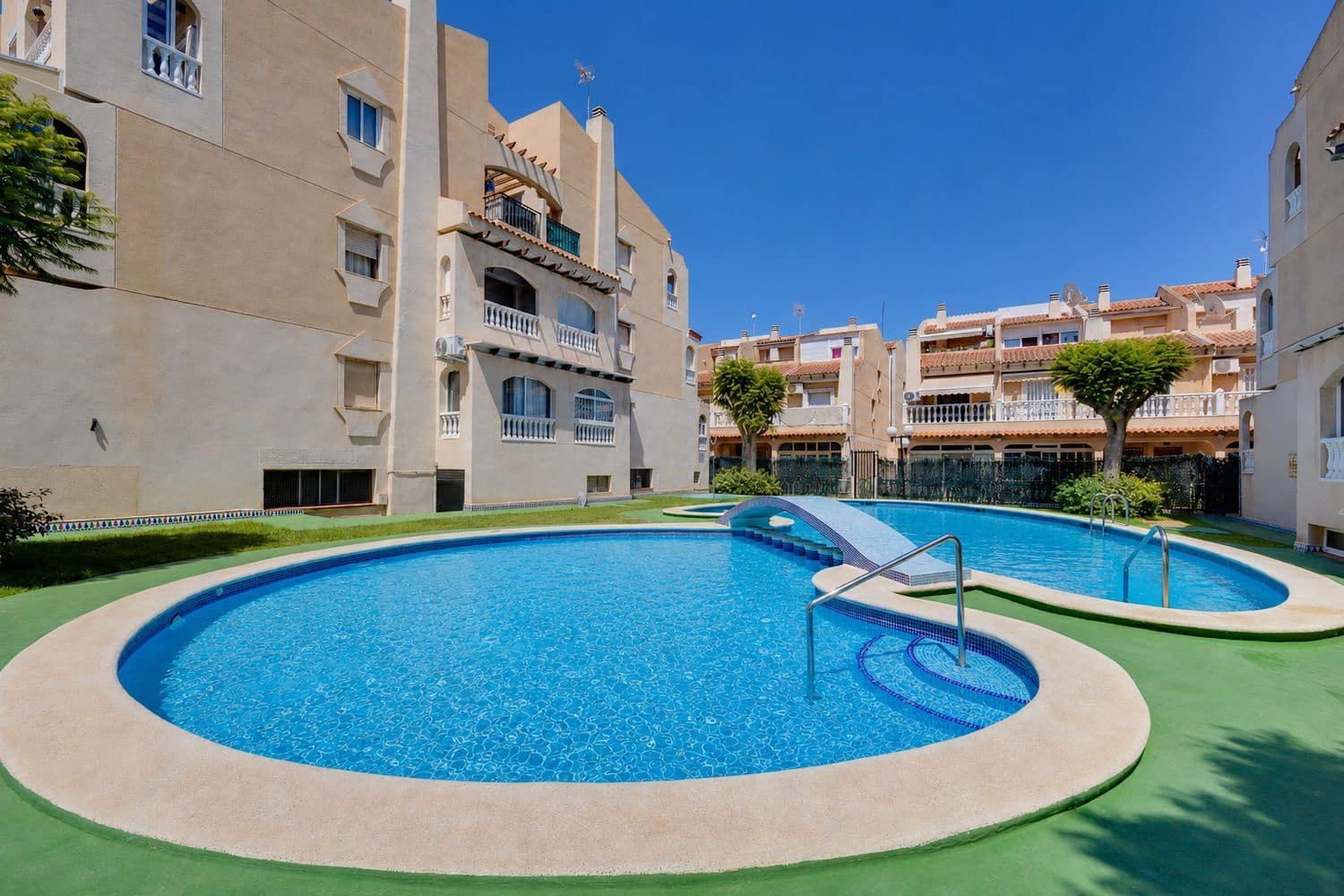 3 soveværelse Byhus til salg i Torrevieja med swimmingpool garage - € 149.000 (Ref: 9891636)