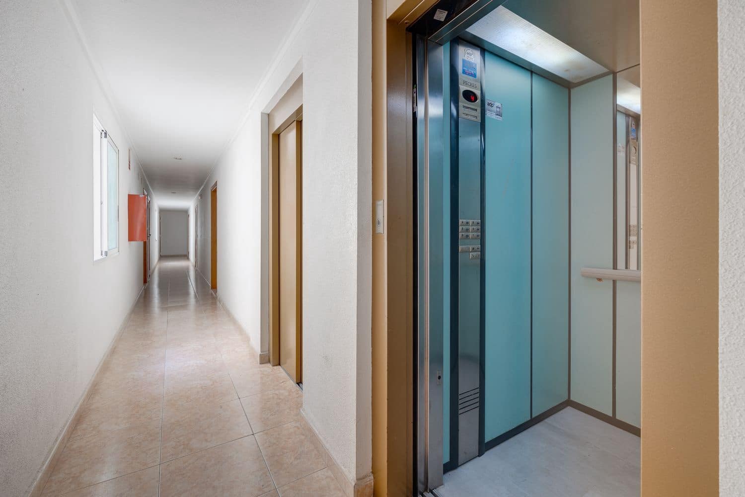 Apartament na sprzedaż w Torrevieja z basenem garażem - 94 000 € (Ref: 9906796)