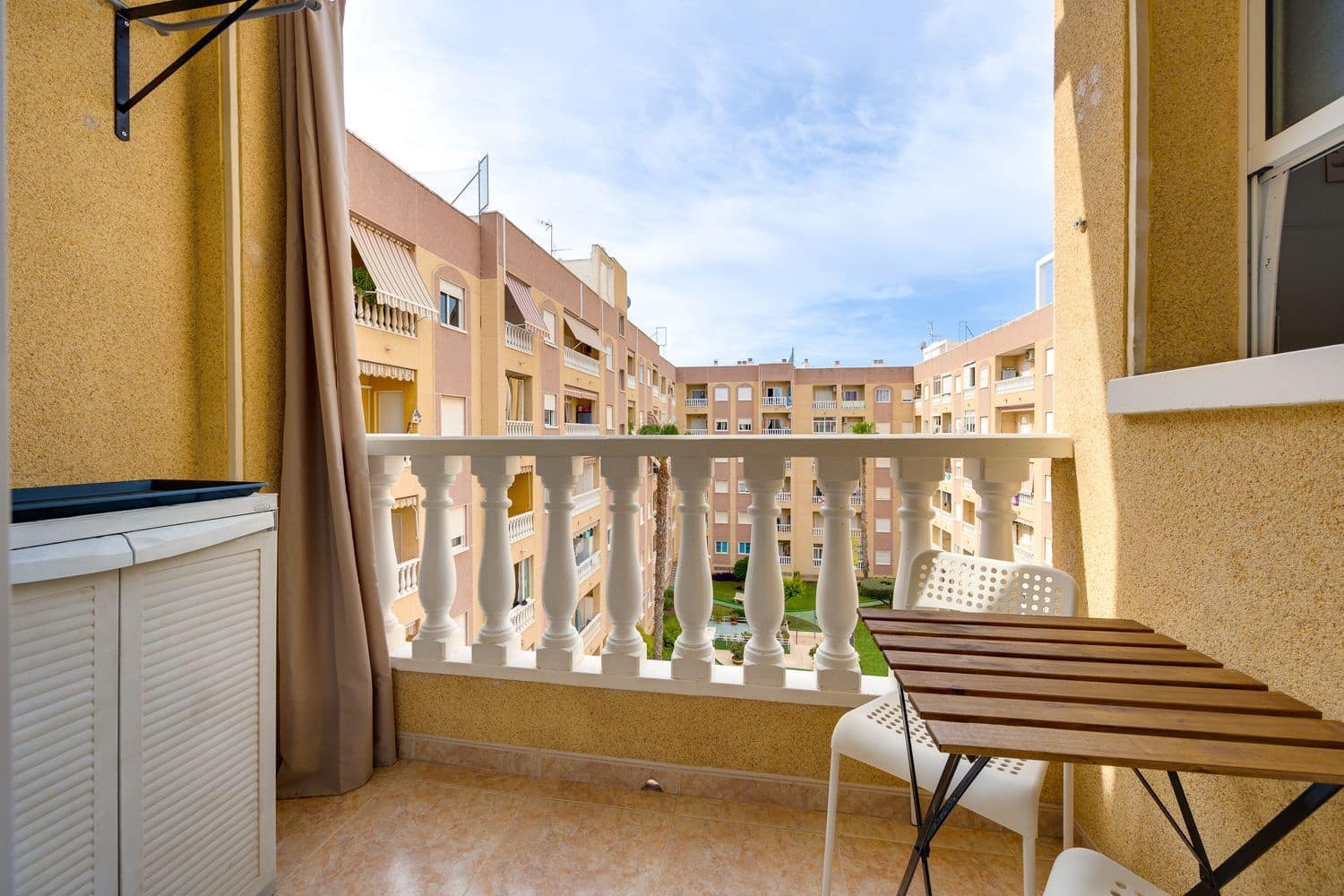 Apartament na sprzedaż w Torrevieja z basenem garażem - 94 000 € (Ref: 9906796)