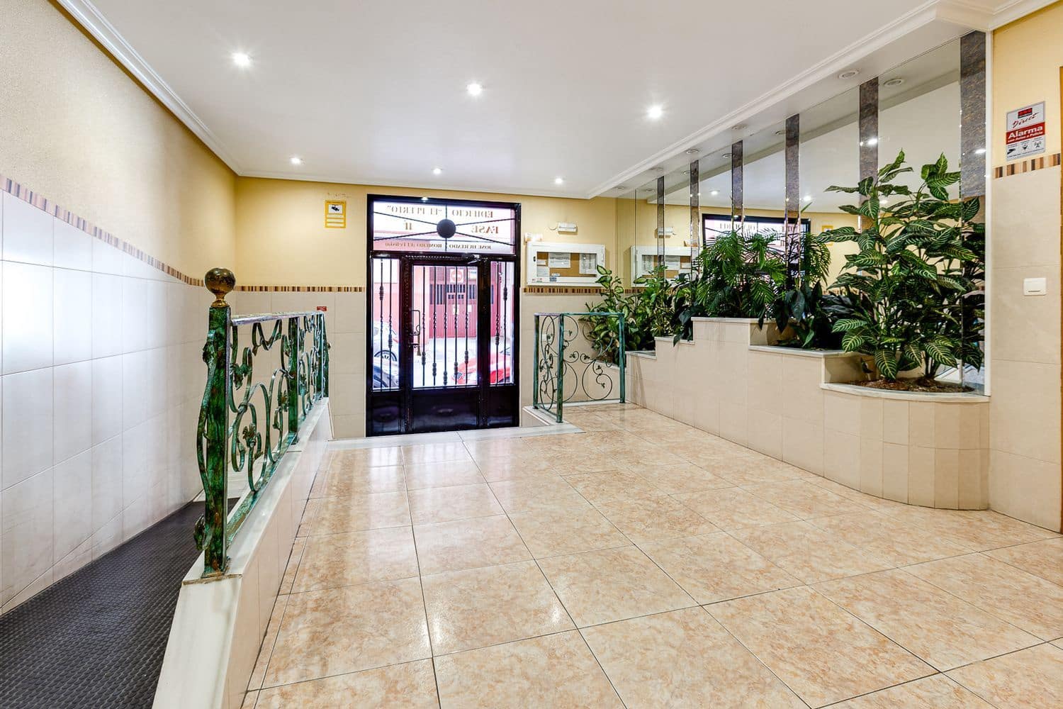 Apartament na sprzedaż w Torrevieja z basenem garażem - 94 000 € (Ref: 9906796)