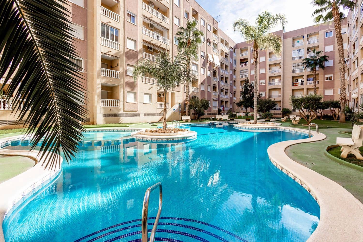 Apartament na sprzedaż w Torrevieja z basenem garażem - 94 000 € (Ref: 9906796)