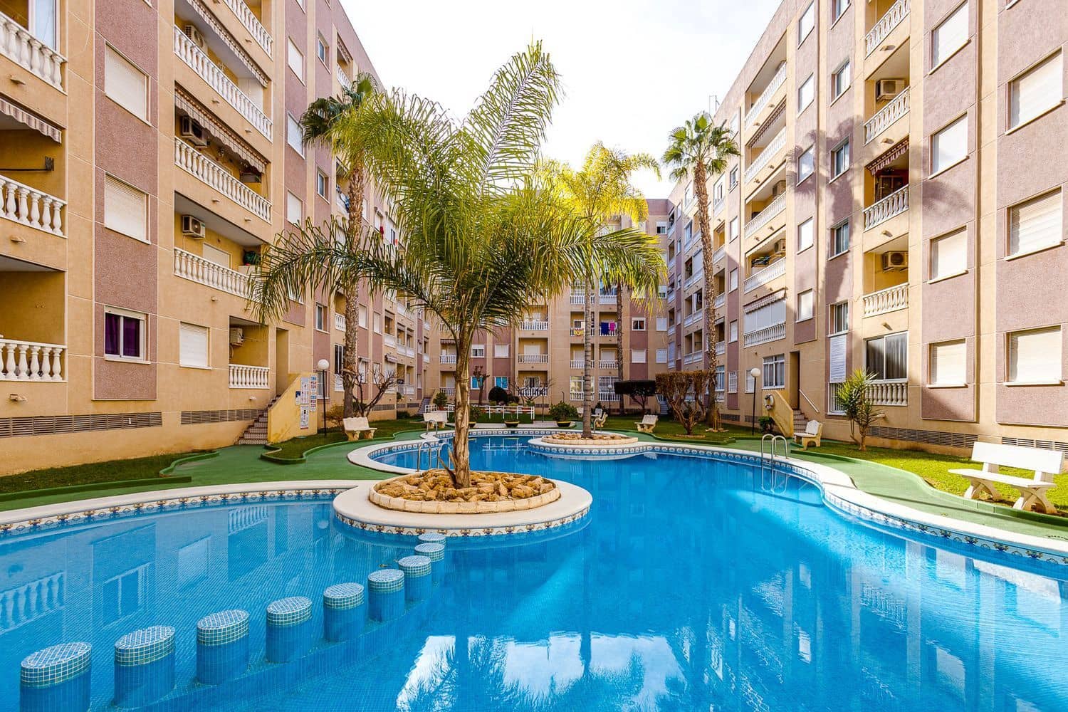 Apartament na sprzedaż w Torrevieja z basenem garażem - 94 000 € (Ref: 9906796)