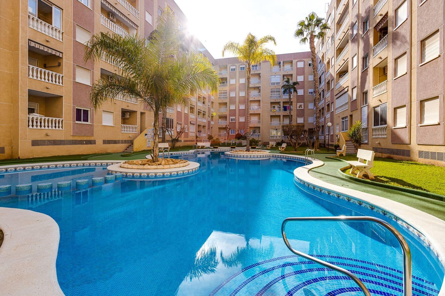 Apartament na sprzedaż w Torrevieja z basenem garażem - 94 000 € (Ref: 9906796)