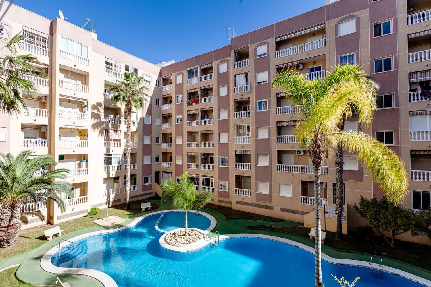 Apartament na sprzedaż w Torrevieja z basenem garażem - 94 000 € (Ref: 9906796)