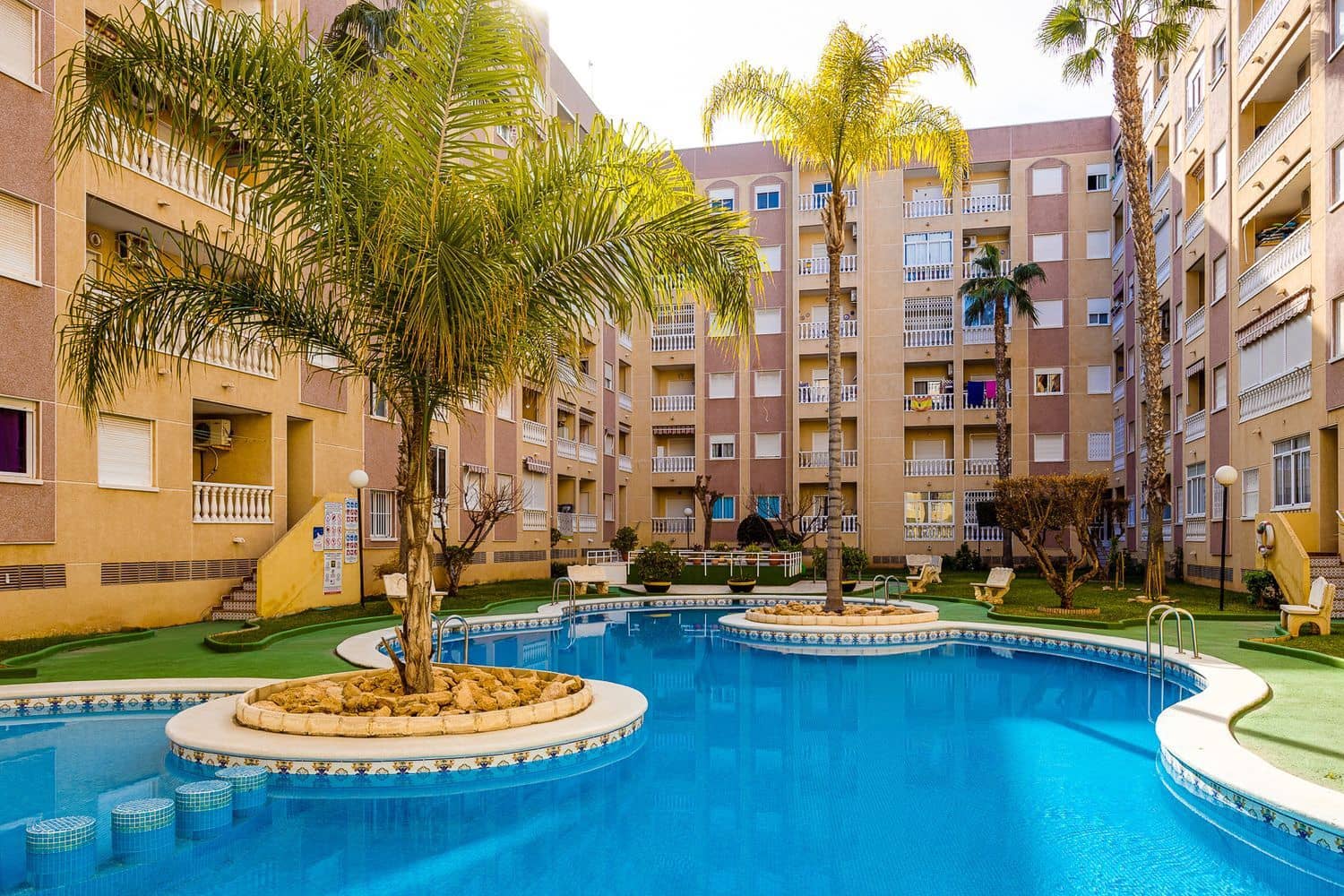 Apartament na sprzedaż w Torrevieja z basenem garażem - 94 000 € (Ref: 9906796)