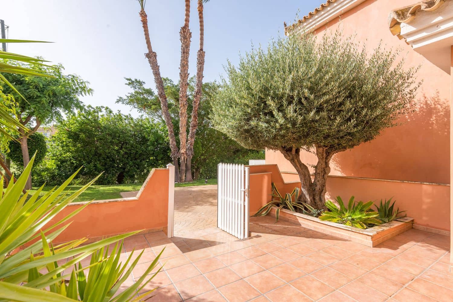 4 bedroom Townhouse for sale in Alicante / Alacant city with pool garage - € 1,150,000 (Ref: 9921670)