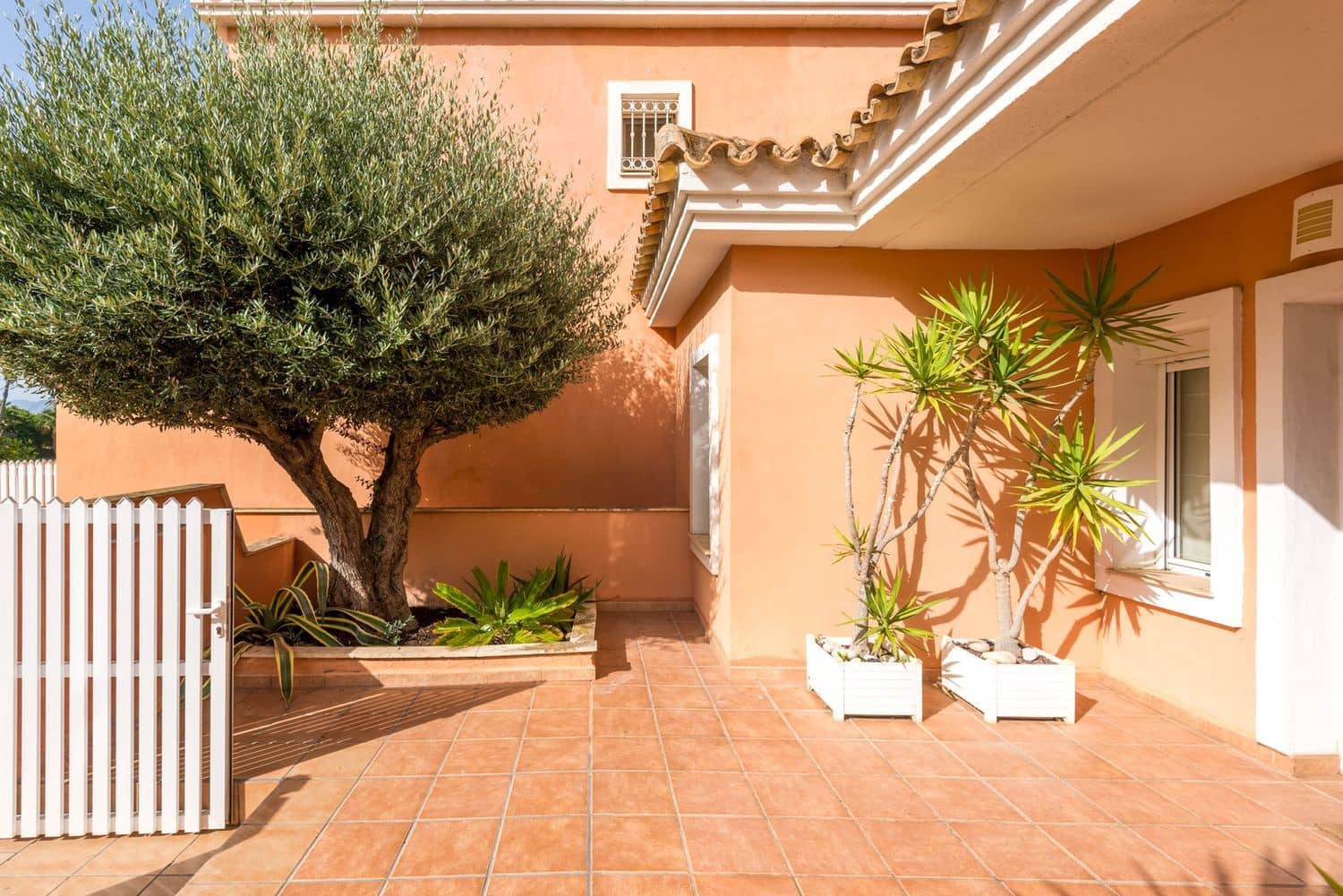 4 bedroom Townhouse for sale in Alicante / Alacant city with pool garage - € 1,150,000 (Ref: 9921670)