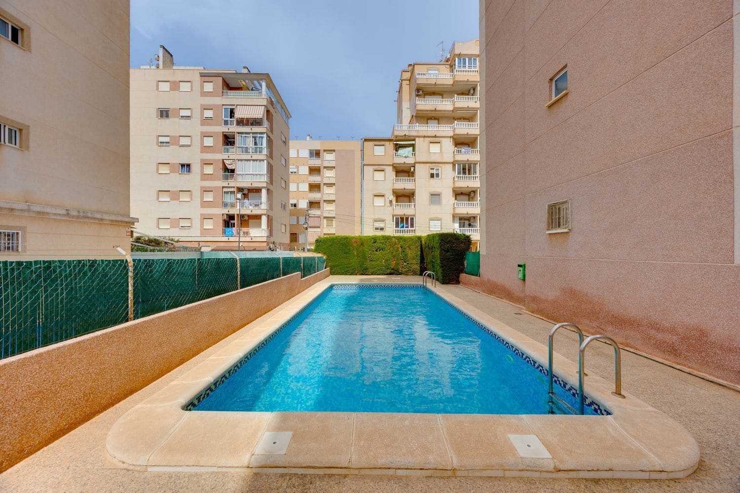 2 soverom Leilighet til salgs i Torrevieja med svømmebasseng garasje - € 129 900 (Ref: 9972422)
