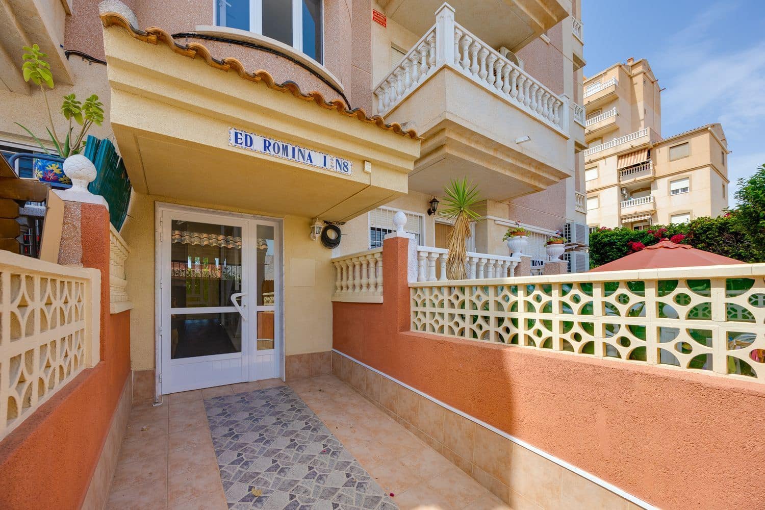 2 soverom Leilighet til salgs i Torrevieja med svømmebasseng garasje - € 129 900 (Ref: 9972422)