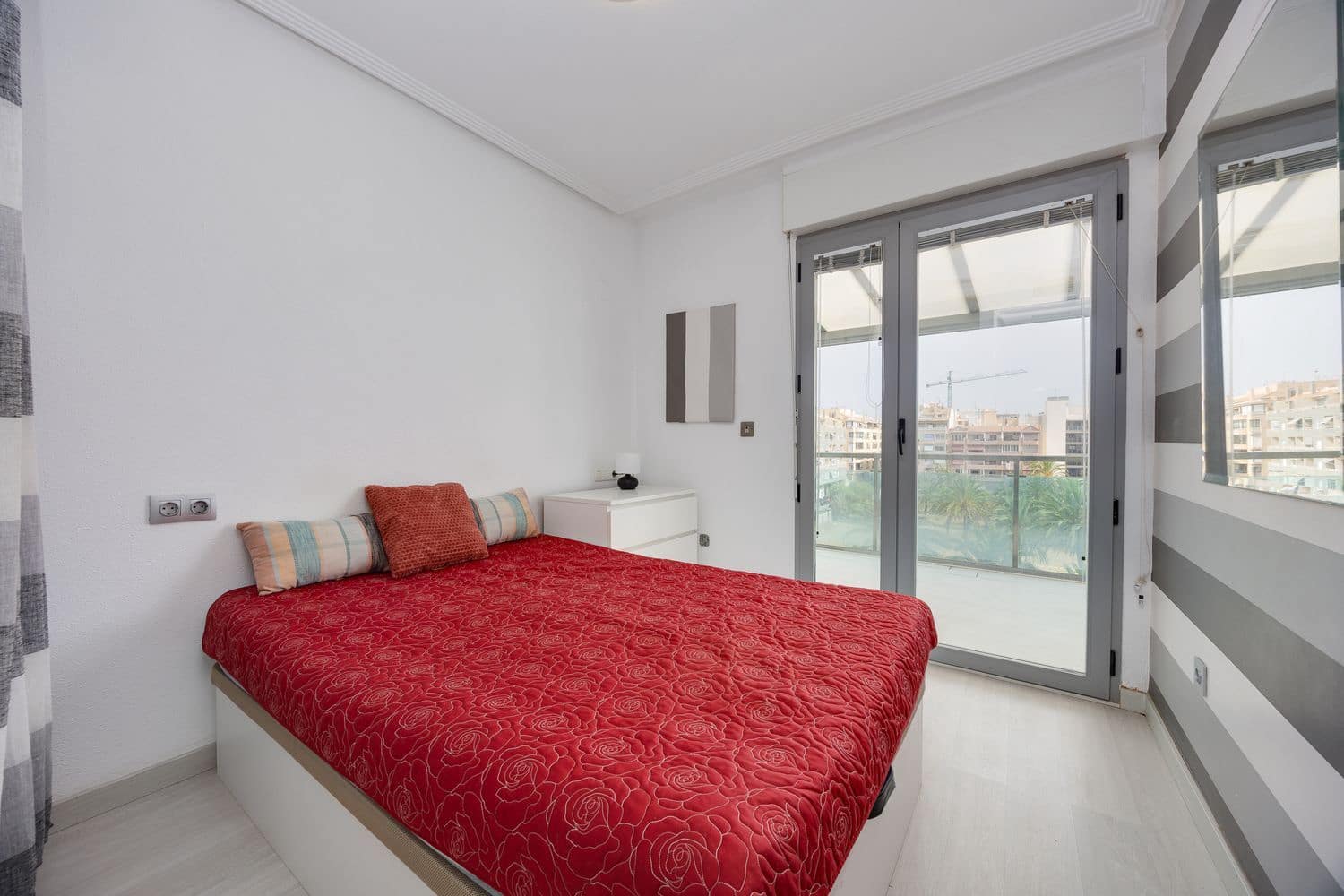 2 soverom Leilighet til salgs i Torrevieja med svømmebasseng garasje - € 218 000 (Ref: 9974551)