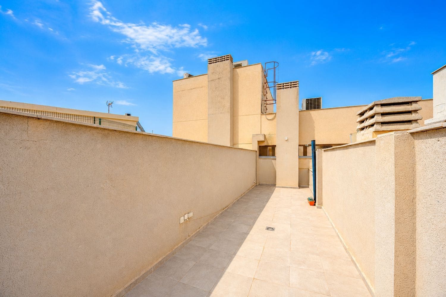2 soverom Leilighet til salgs i Torrevieja med svømmebasseng garasje - € 218 000 (Ref: 9974551)