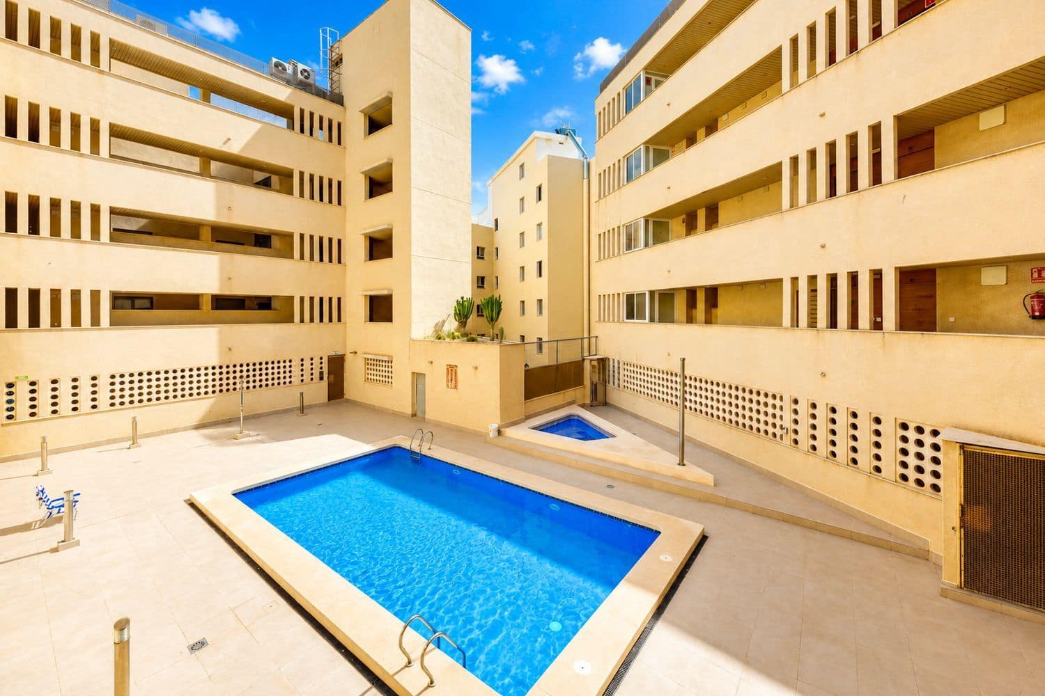 2 soverom Leilighet til salgs i Torrevieja med svømmebasseng garasje - € 218 000 (Ref: 9974551)