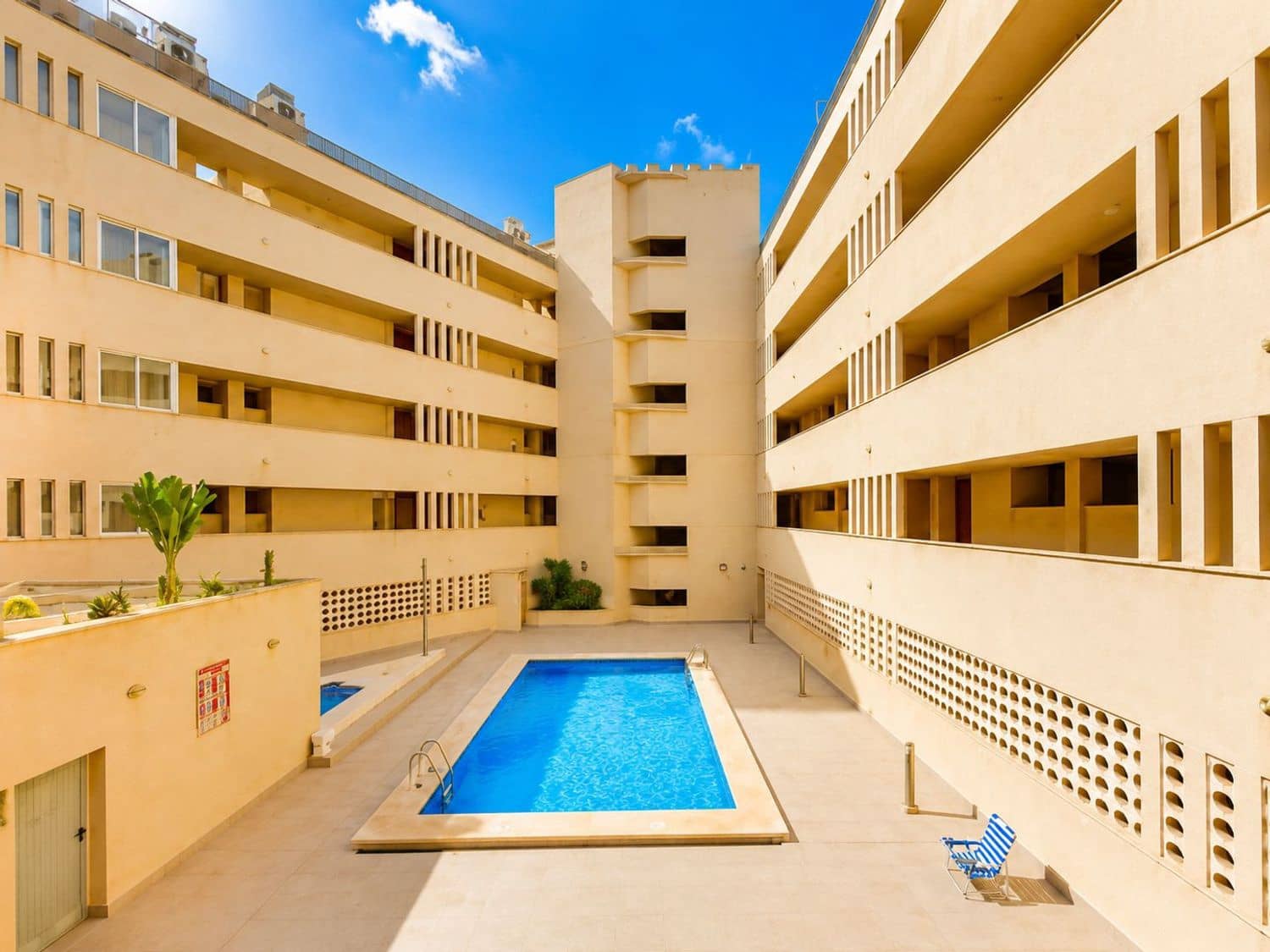 2 soverom Leilighet til salgs i Torrevieja med svømmebasseng garasje - € 218 000 (Ref: 9974551)