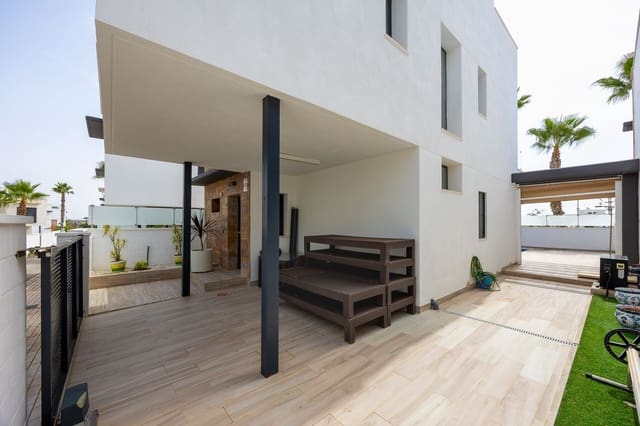 Chalet de 3 habitaciones en Lomas de Cabo Roig - Los Dolses, Orihuela en venta con piscina garaje - 435.000 € (Ref: 9978098)