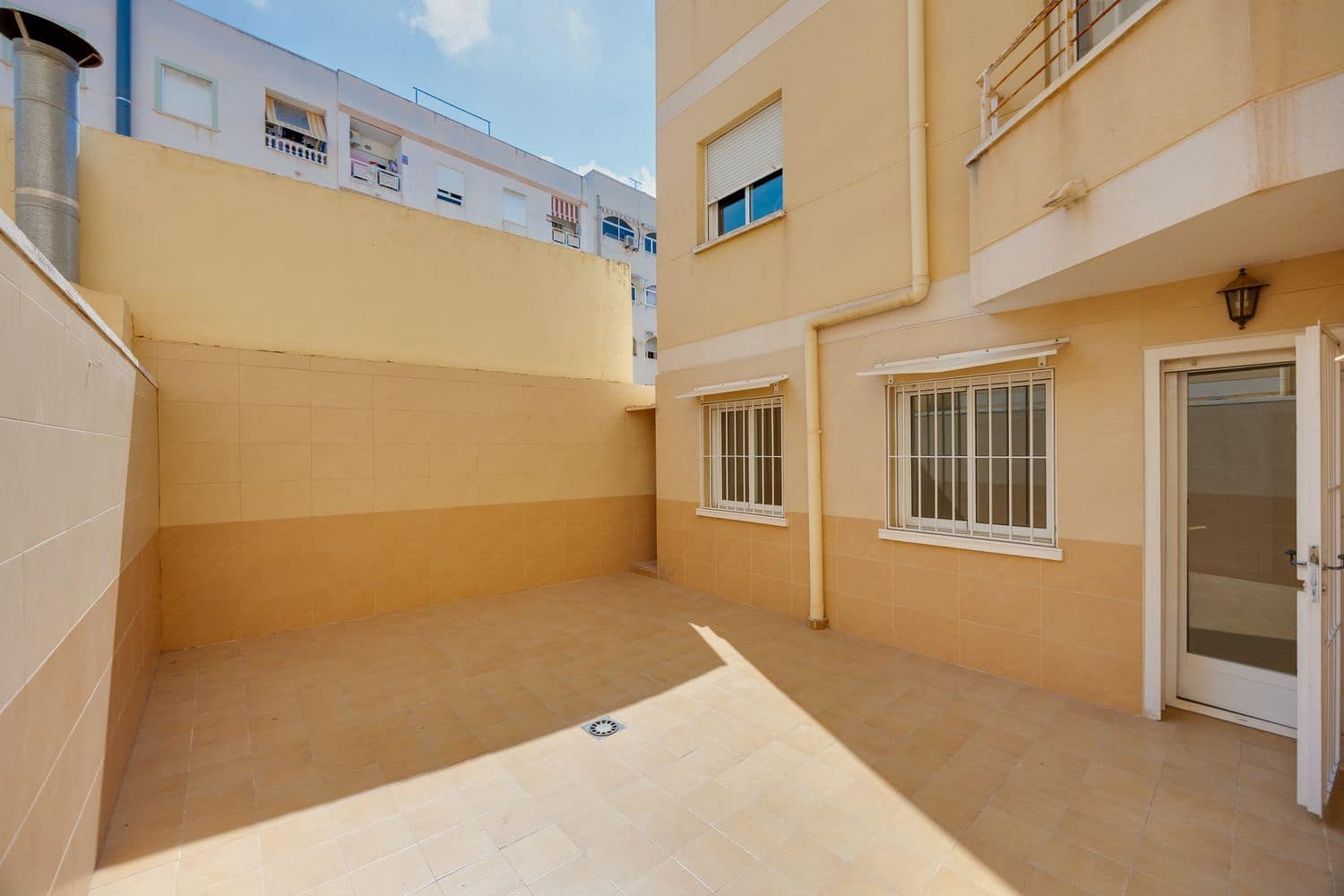 1 makuuhuone Huoneisto myytävänä paikassa Torrevieja mukana 
autotalli - 99 000 € (Ref: 9984237)