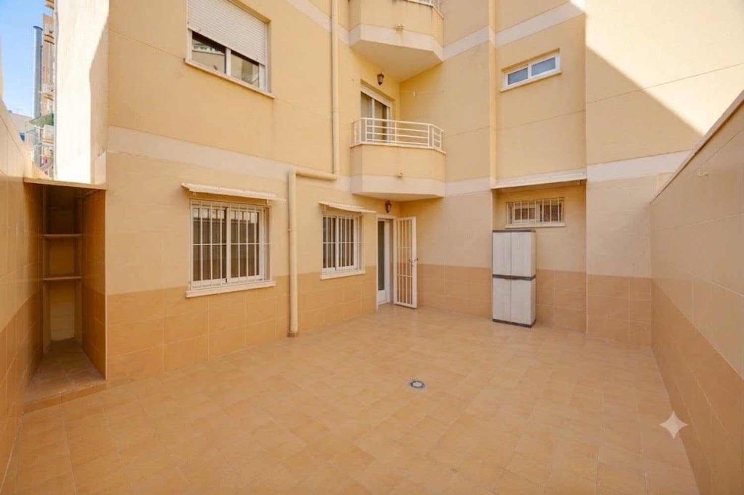 1 makuuhuone Huoneisto myytävänä paikassa Torrevieja mukana 
autotalli - 99 000 € (Ref: 9984237)